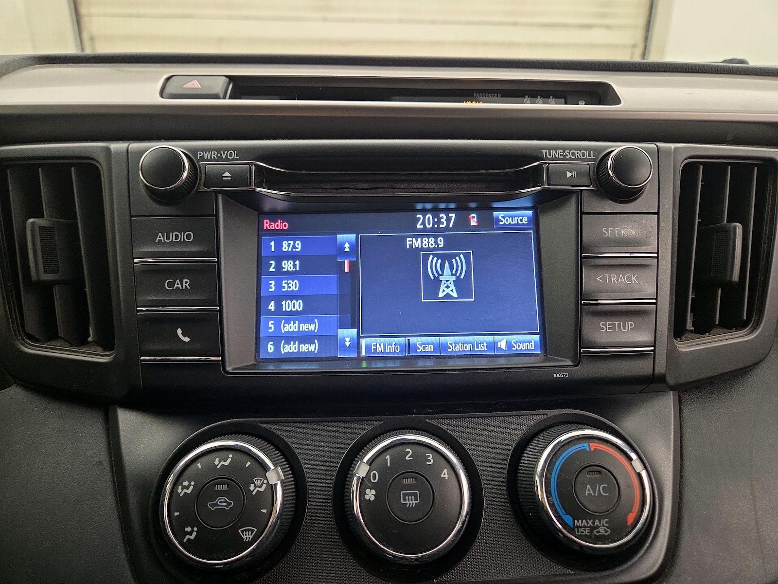 2017 Toyota RAV4 LE - Photo 16
