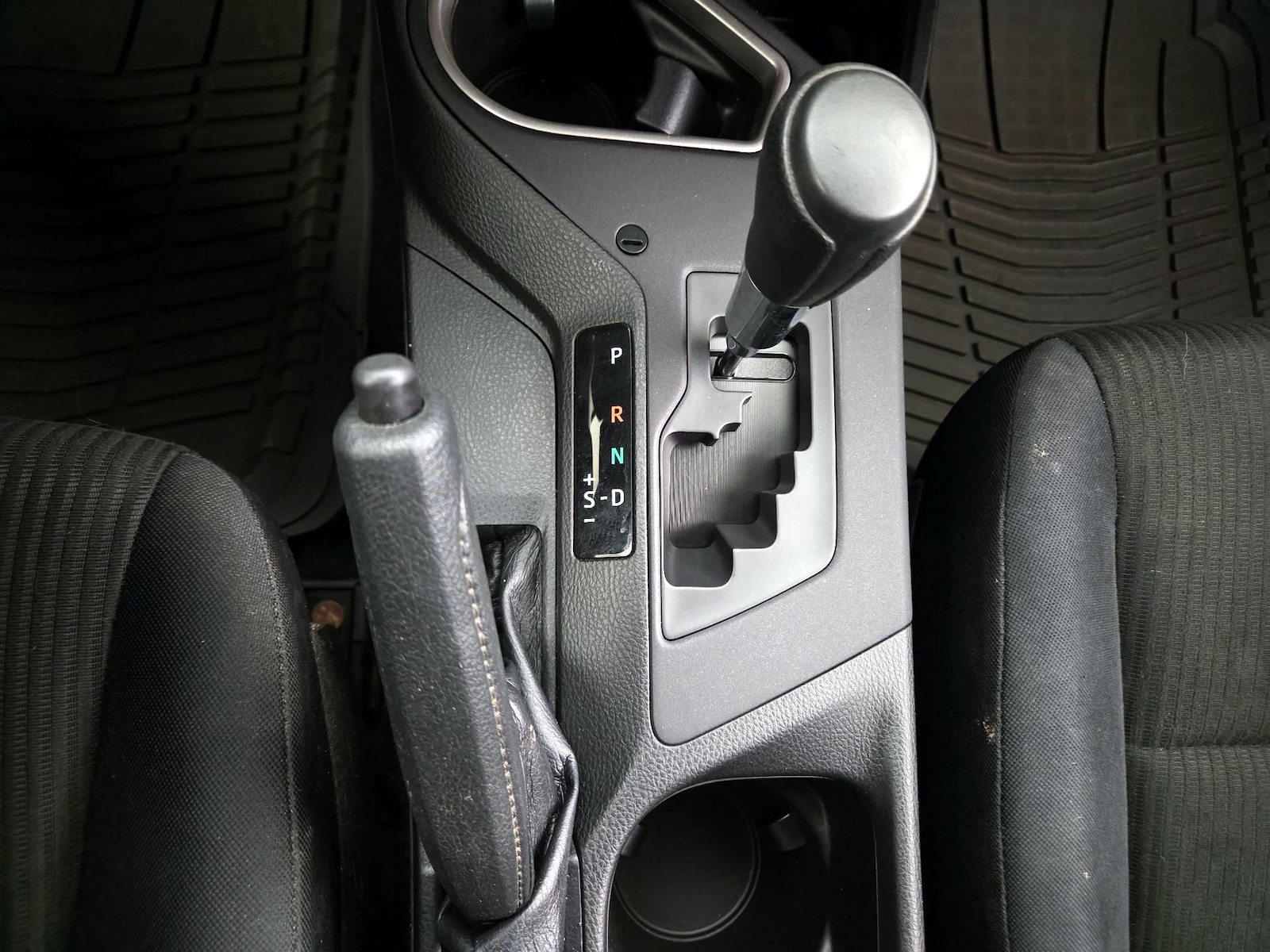 2017 Toyota RAV4 LE - Photo 18