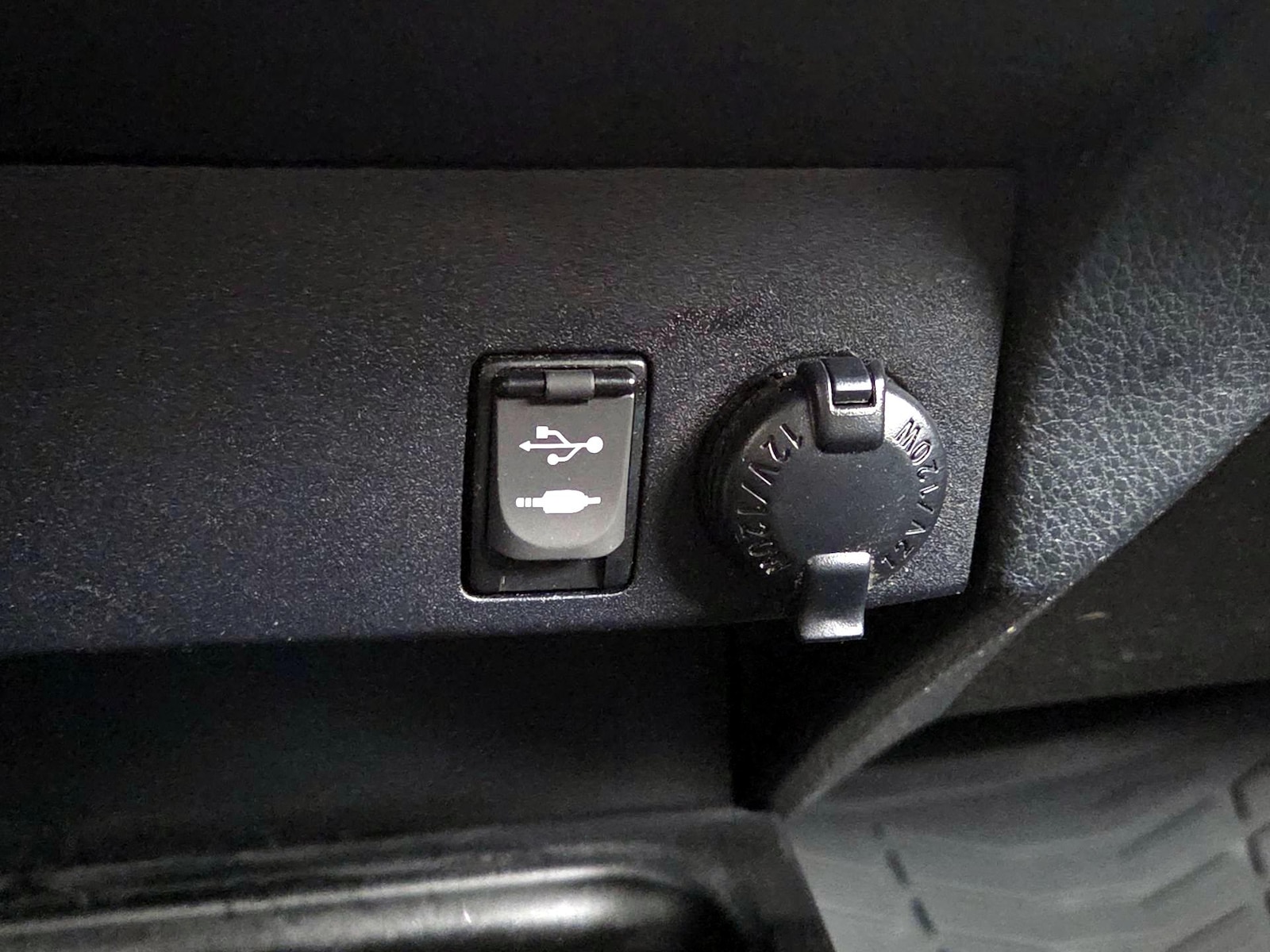 2017 Toyota RAV4 LE - Photo 19