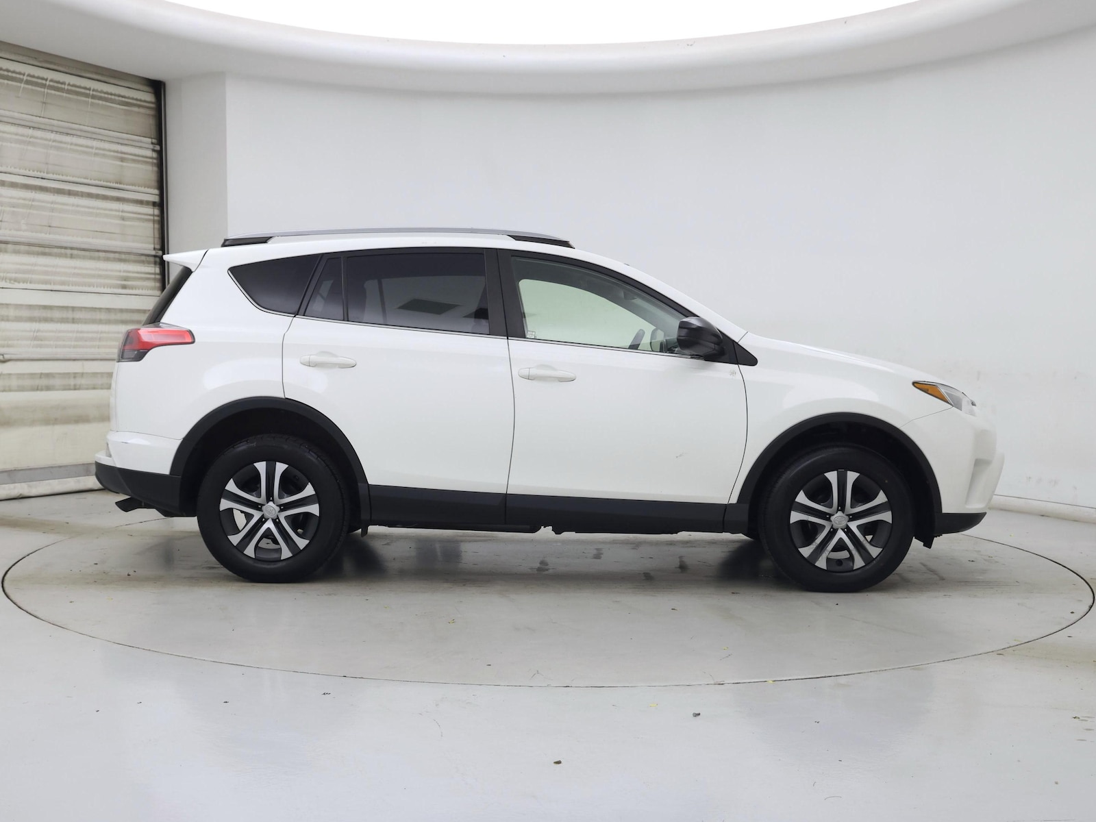 2017 Toyota RAV4 LE - Photo 8