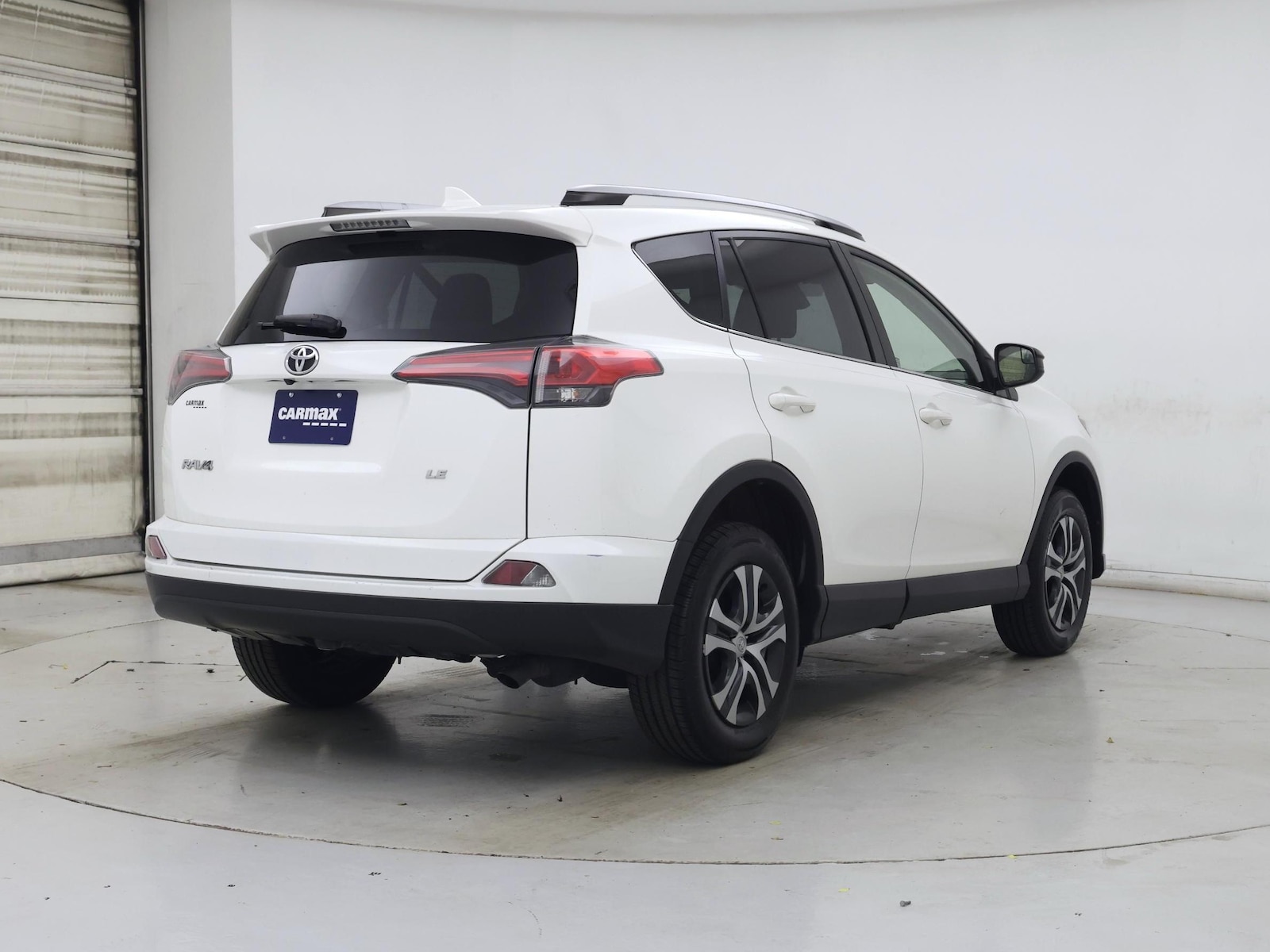 2017 Toyota RAV4 LE - Photo 9