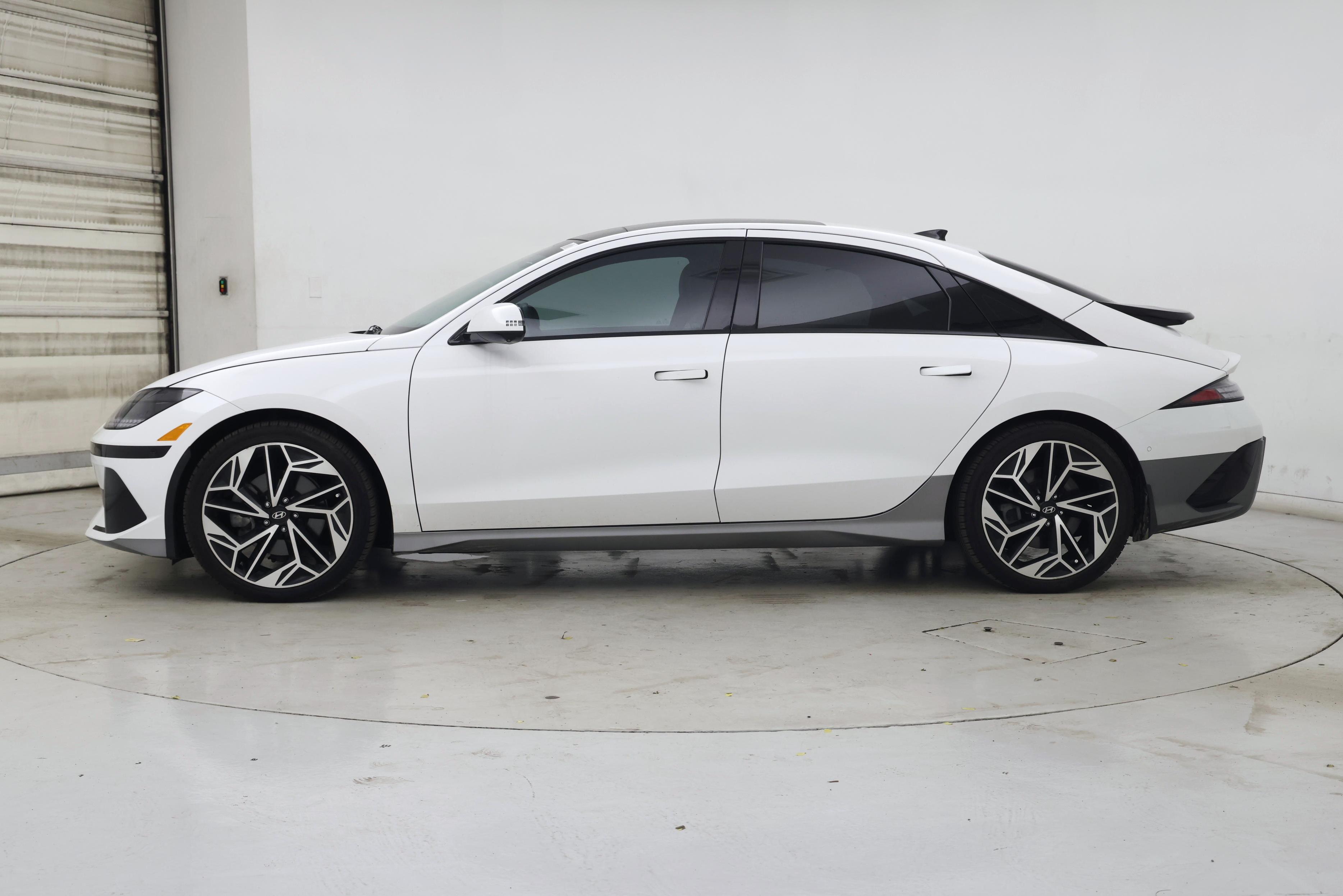 Thumbnail: 2023 Hyundai Ioniq 6 - 3