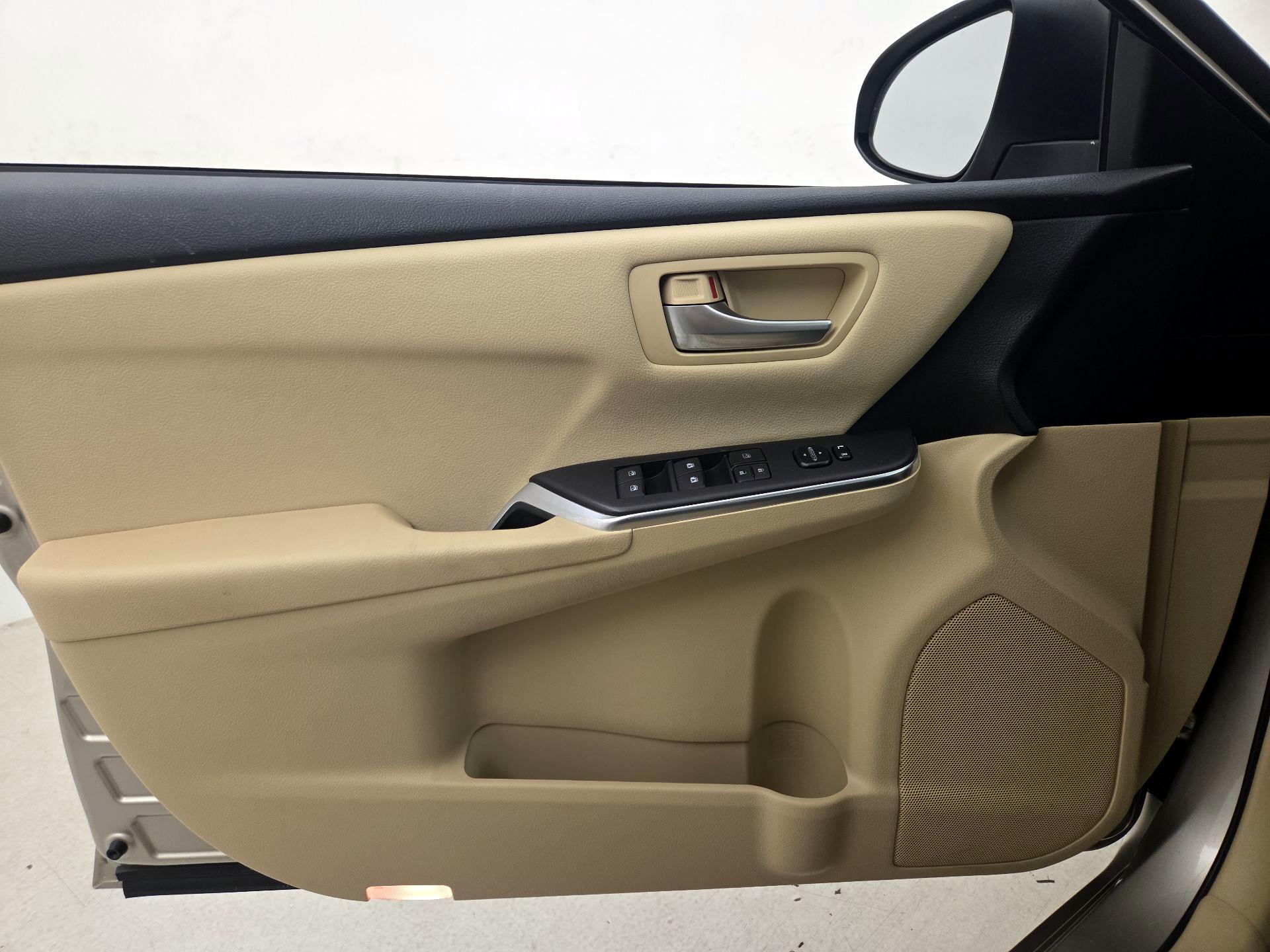 Thumbnail: 2016 Toyota Camry - 12