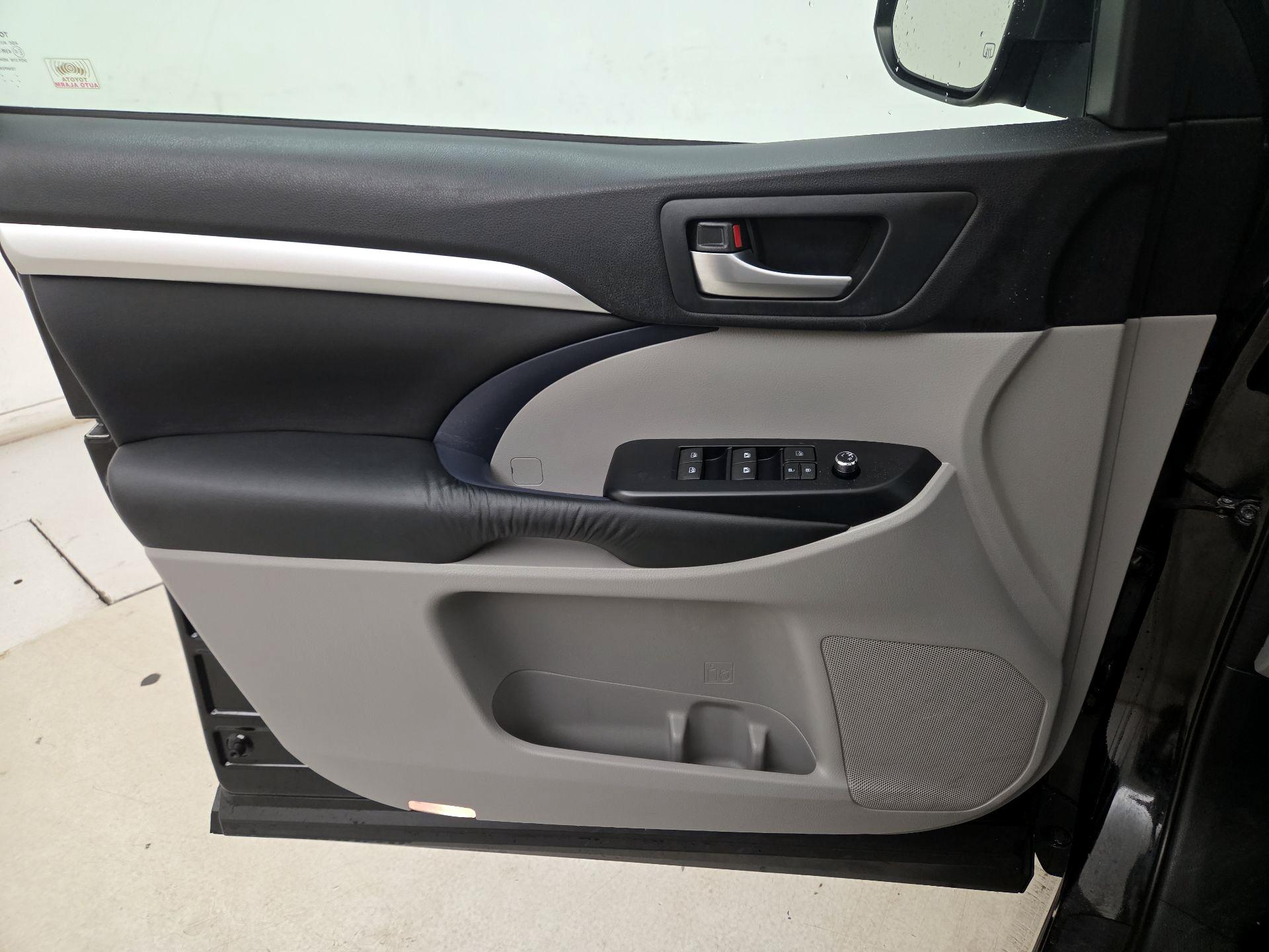 Thumbnail: 2015 Toyota Highlander - 12