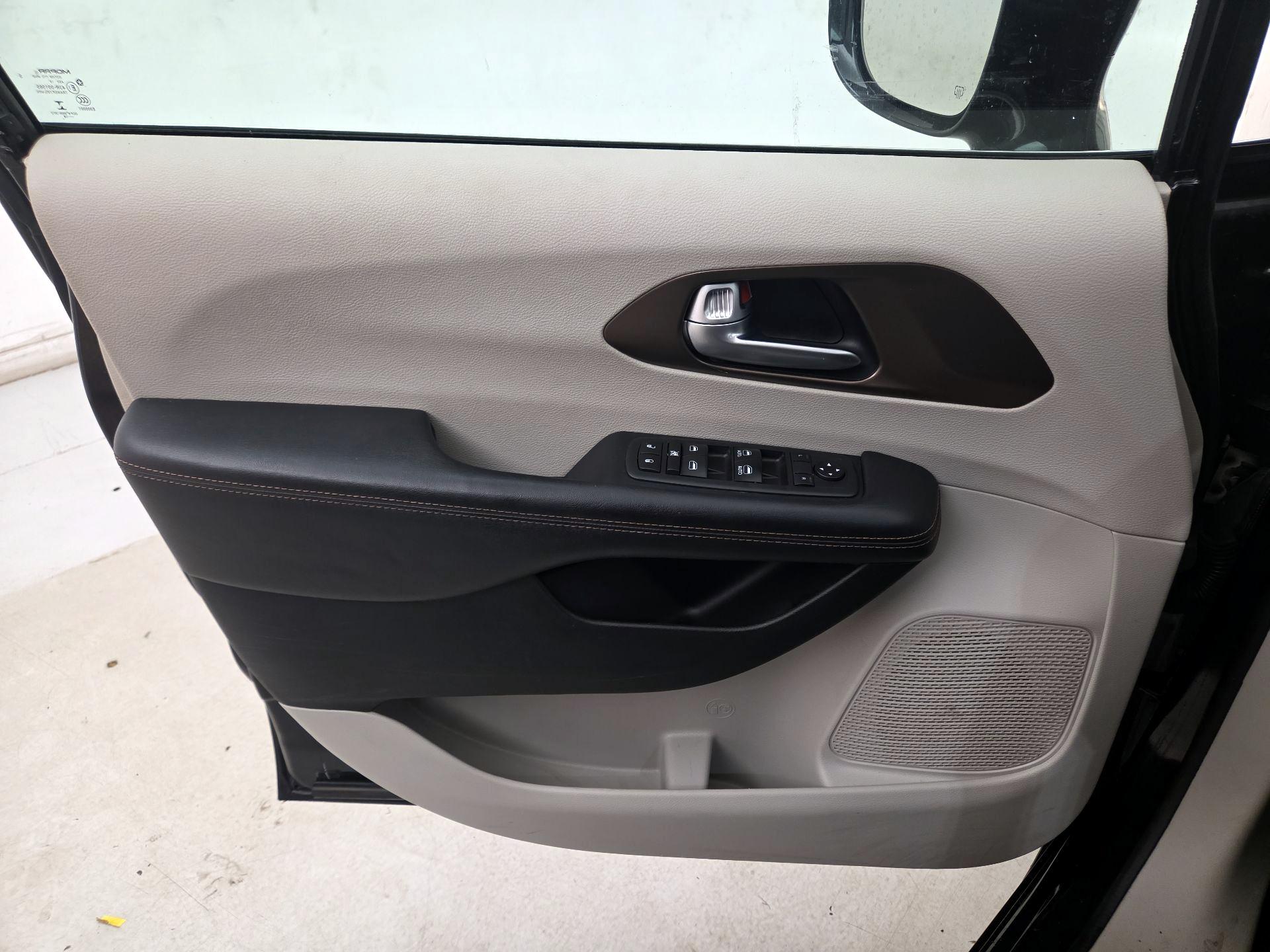 Thumbnail: 2019 Chrysler Pacifica - 12