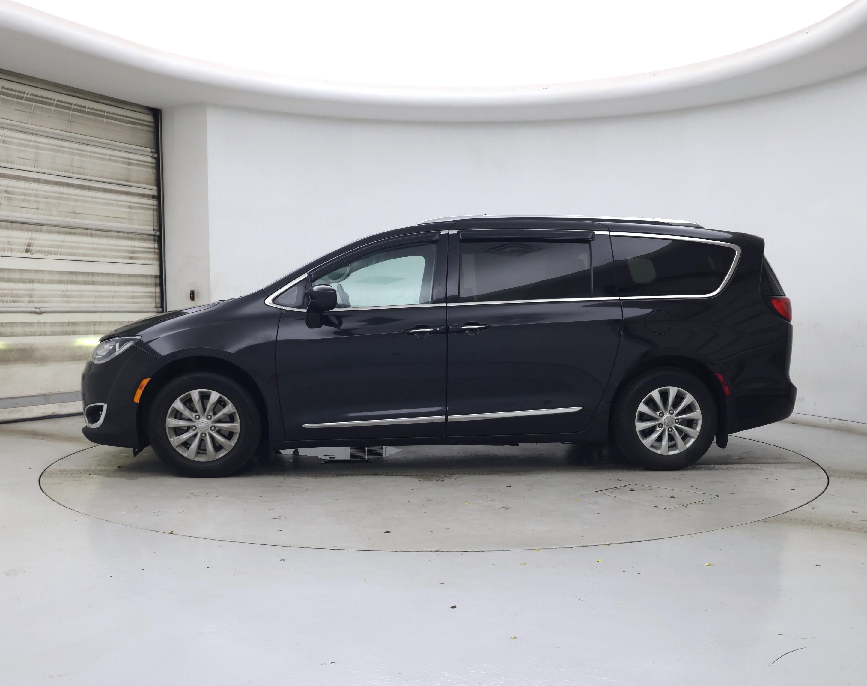 Thumbnail: 2019 Chrysler Pacifica - 3