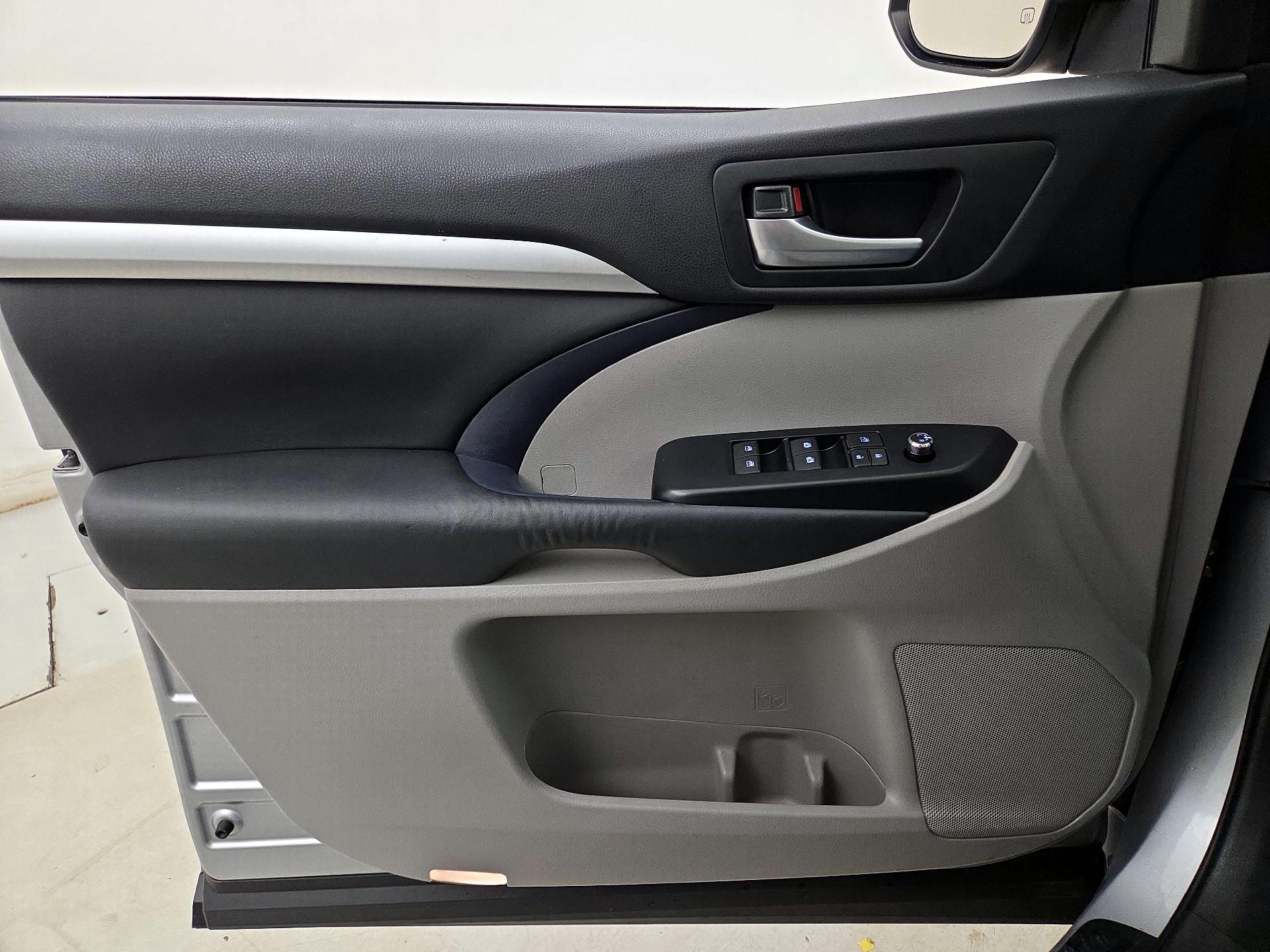 Thumbnail: 2015 Toyota Highlander - 12