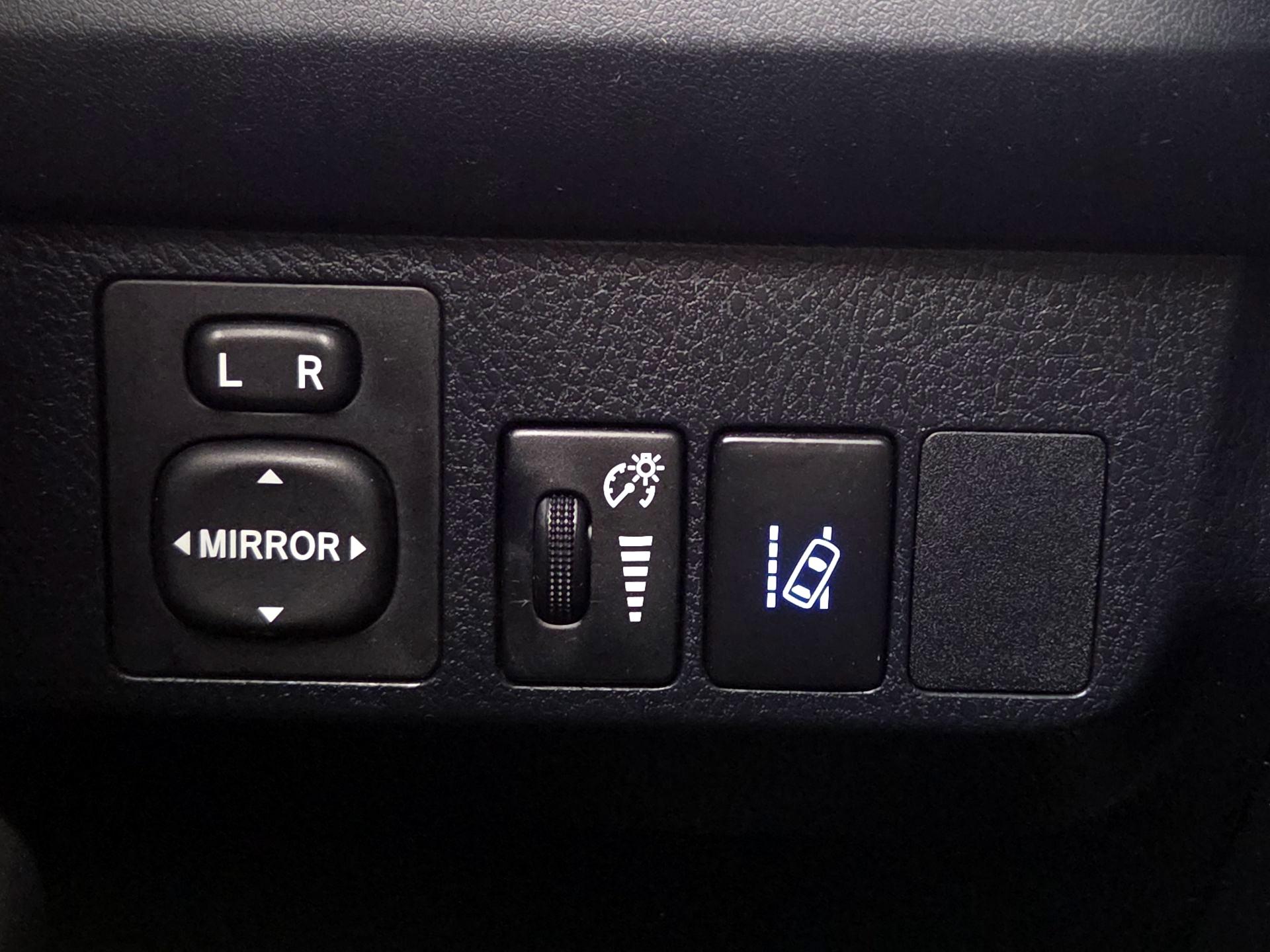 Thumbnail: 2017 Toyota RAV4 - 13
