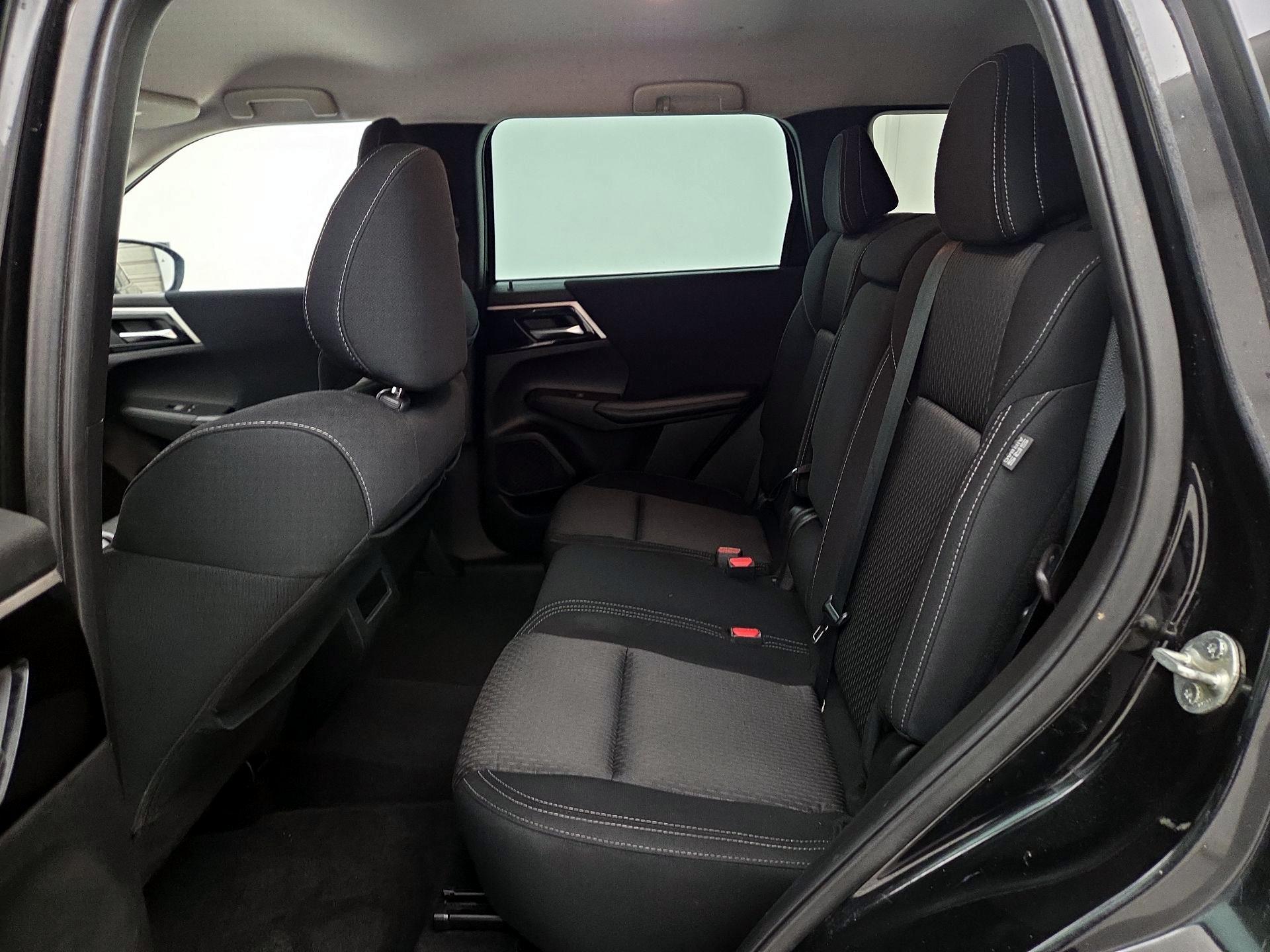 Thumbnail: 2022 Mitsubishi Outlander - 18