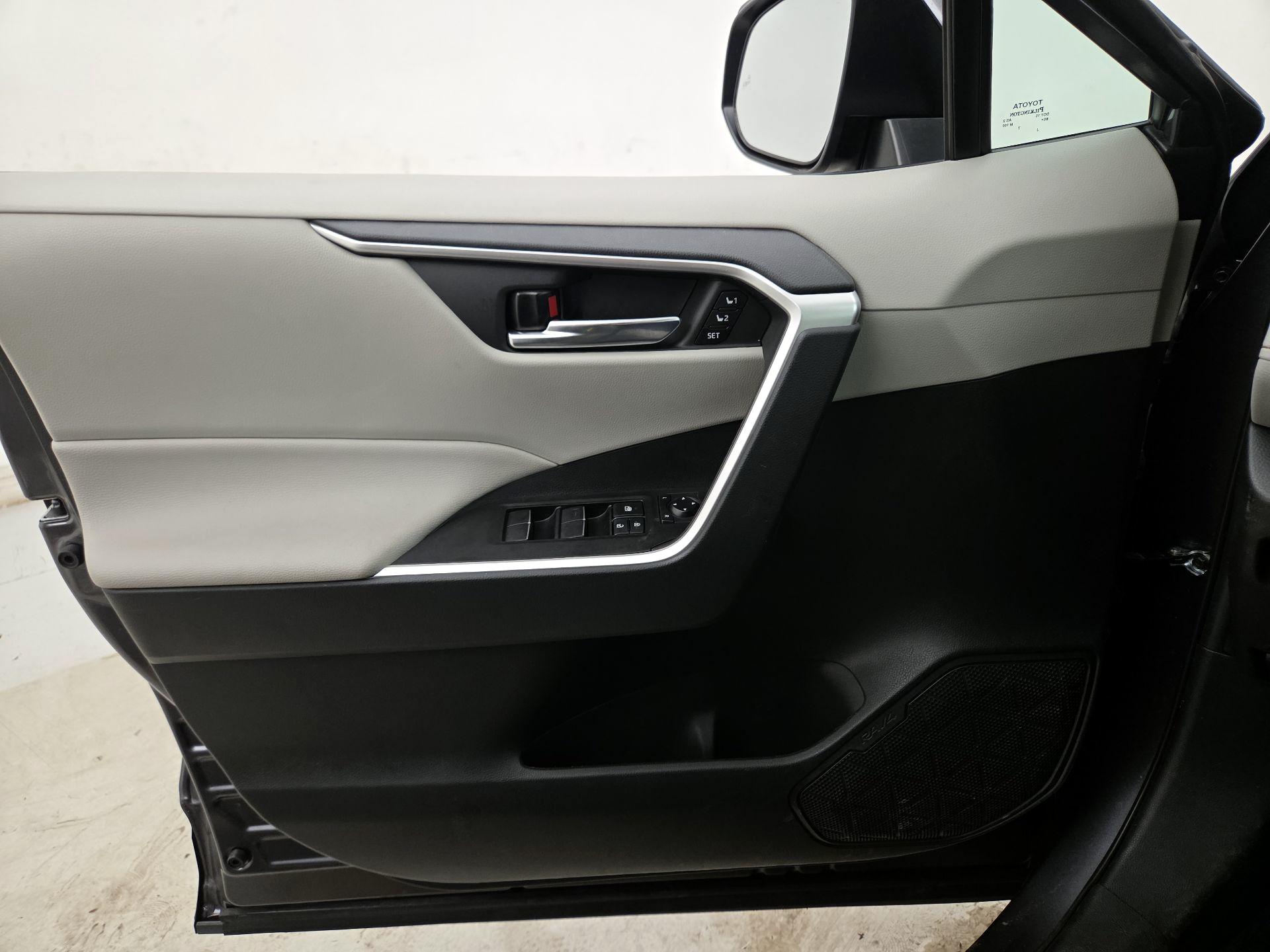 Thumbnail: 2021 Toyota RAV4 - 12