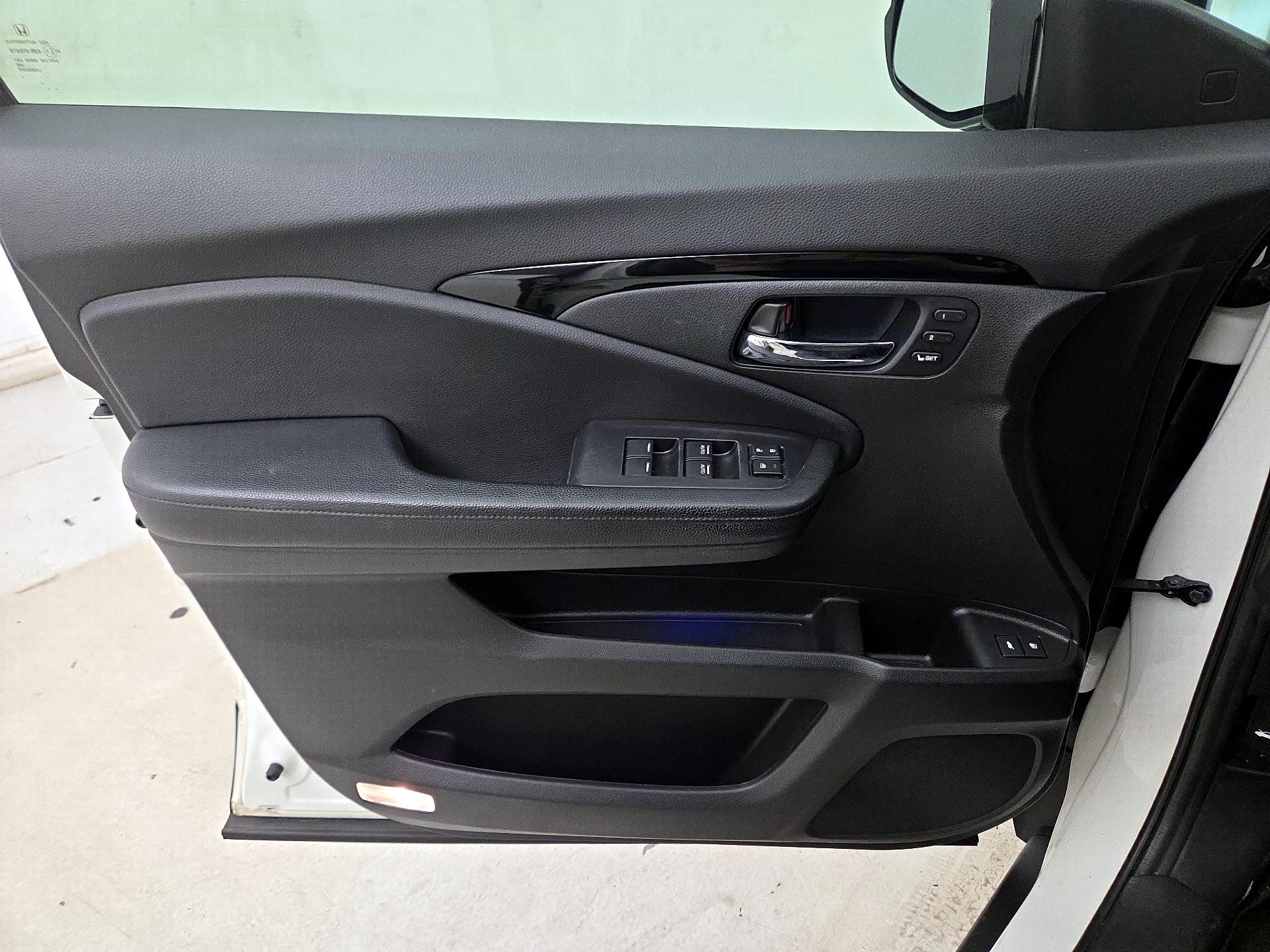 Thumbnail: 2019 Honda Pilot - 12