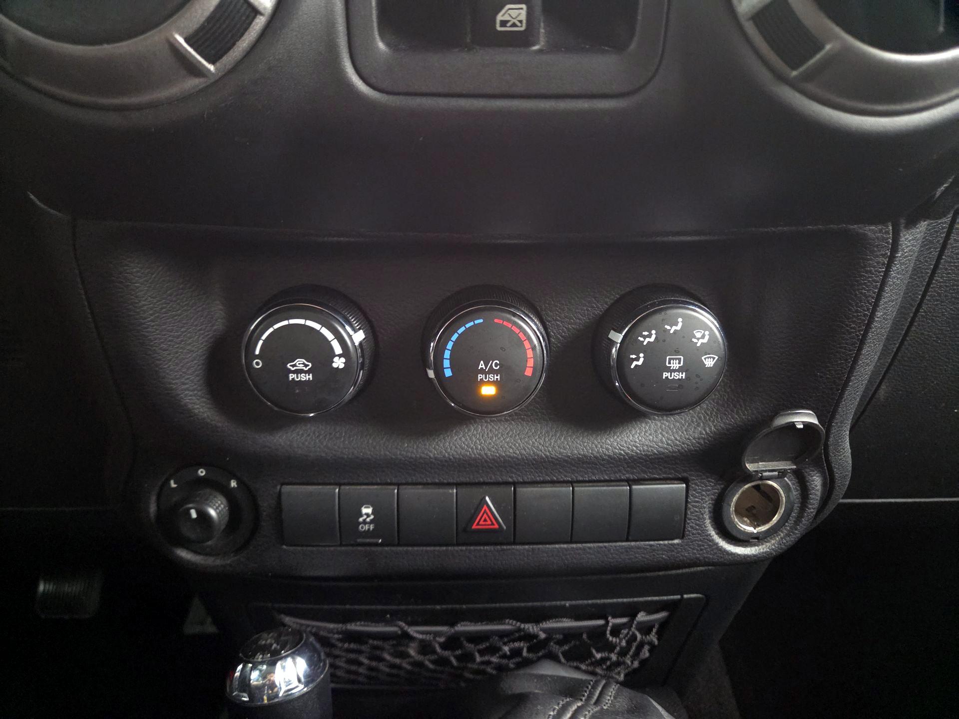 Thumbnail: 2016 Jeep Wrangler - 14