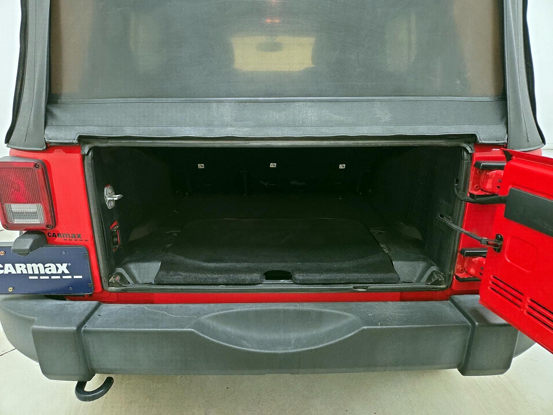 Thumbnail: 2016 Jeep Wrangler - 18