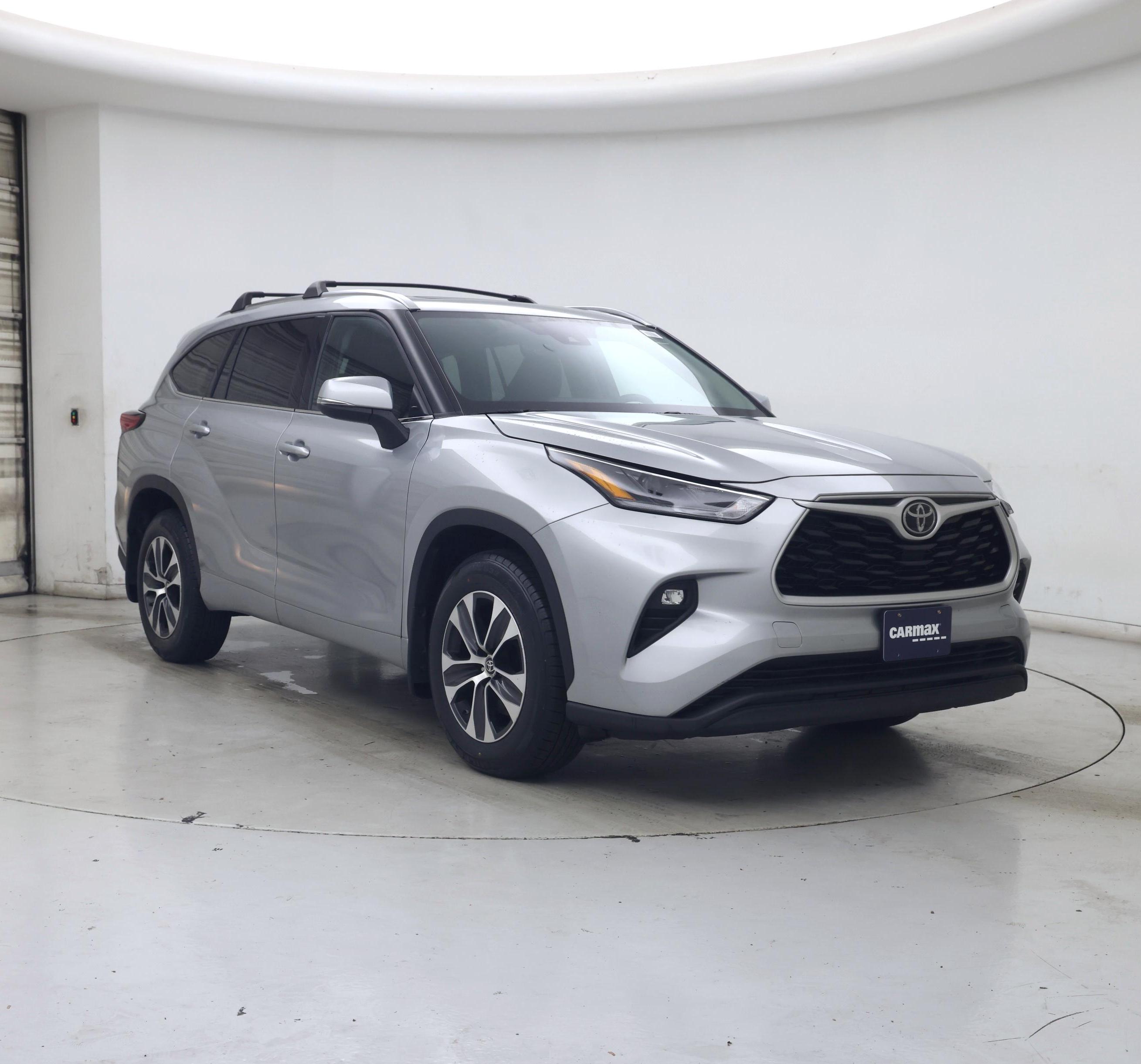 Silver 2021 Toyota Highlander XLE AWD SUV / Crossover All-Wheel Drive Automatic