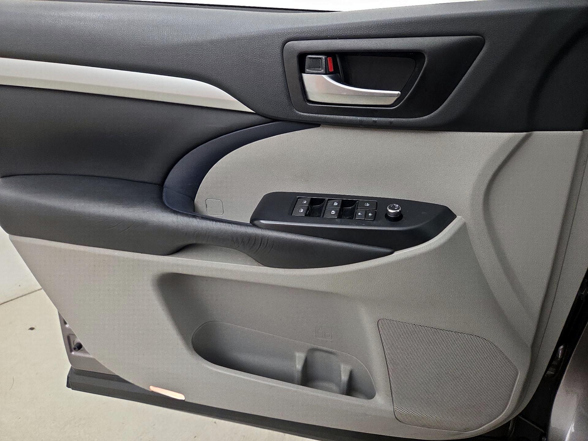 Thumbnail: 2019 Toyota Highlander - 12