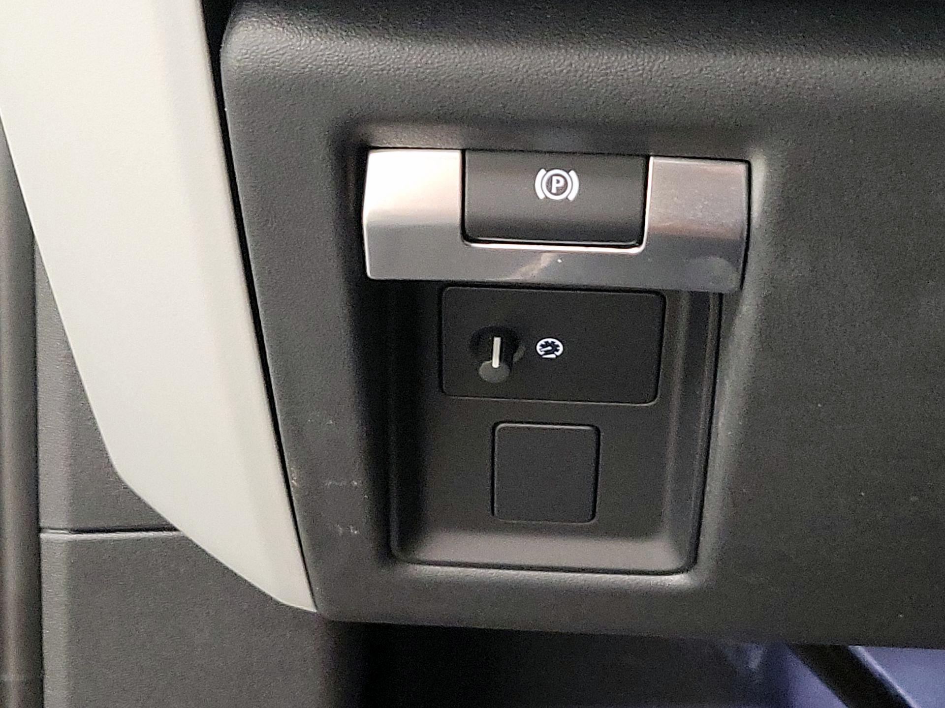 Thumbnail: 2022 Land Rover Defender - 13