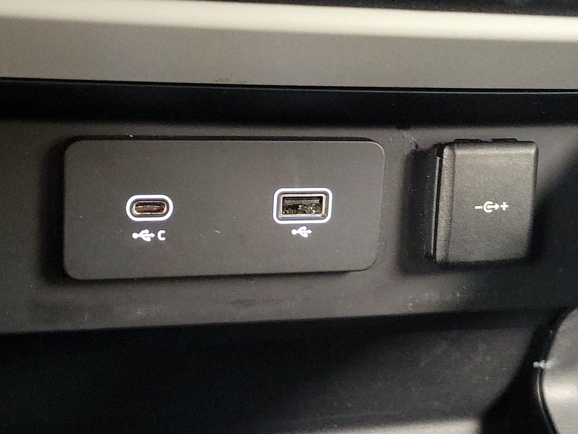 Thumbnail: 2022 Land Rover Defender - 19