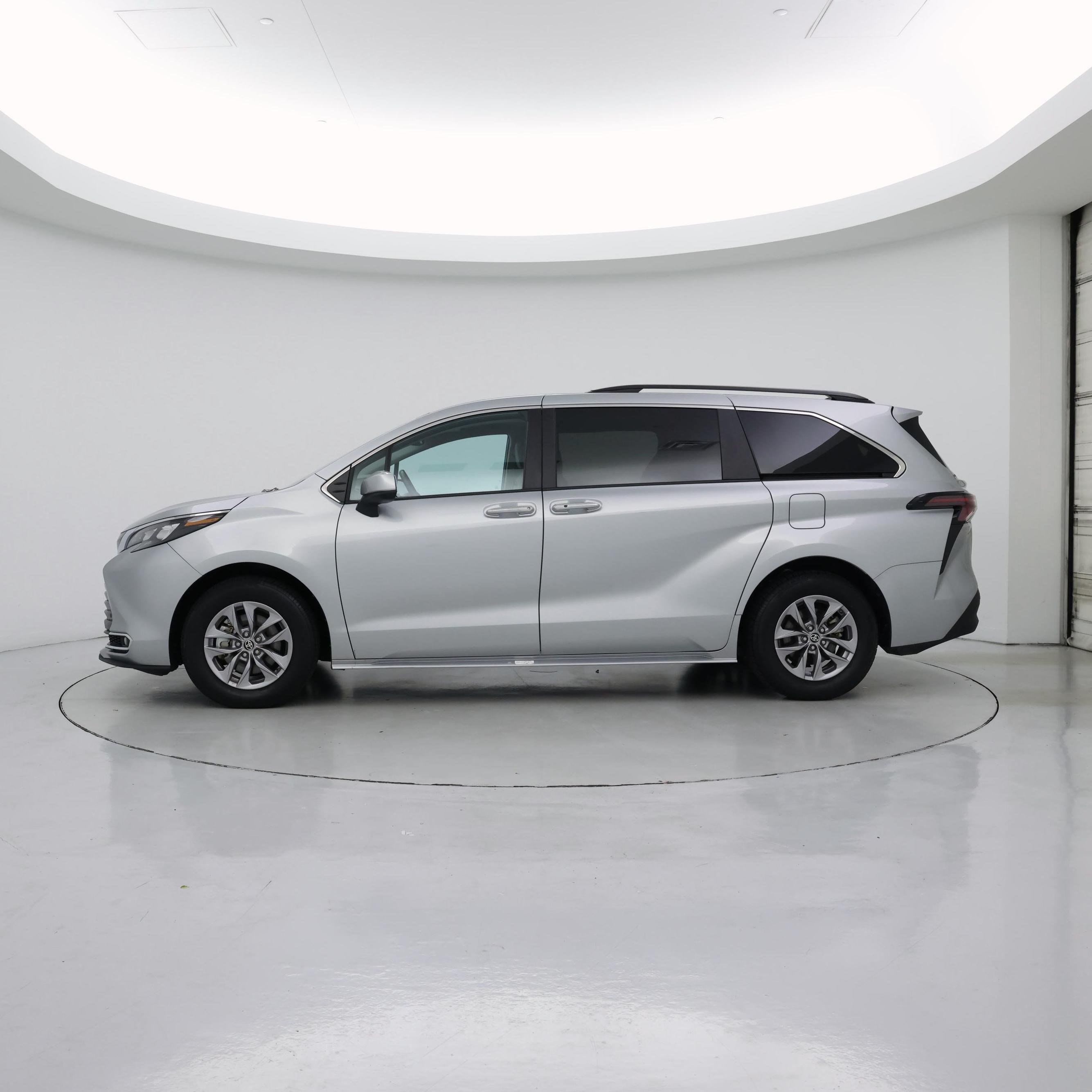 Thumbnail: 2024 Toyota Sienna - 3