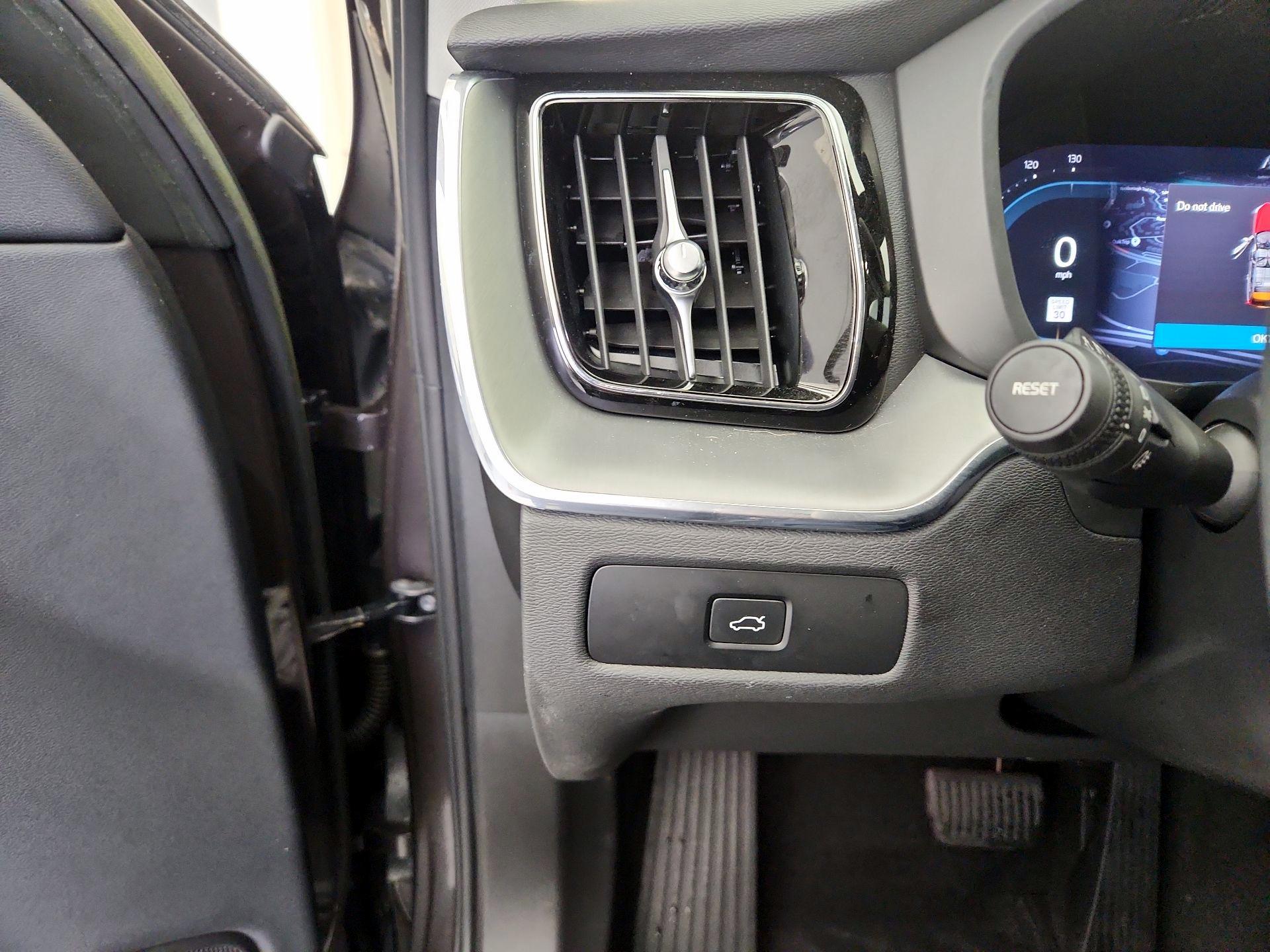 Thumbnail: 2023 Volvo XC60 - 13