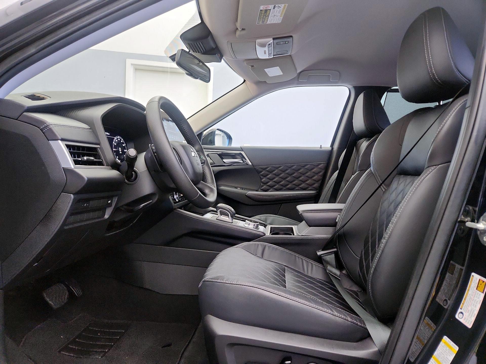 Thumbnail: 2023 Mitsubishi Outlander - 11