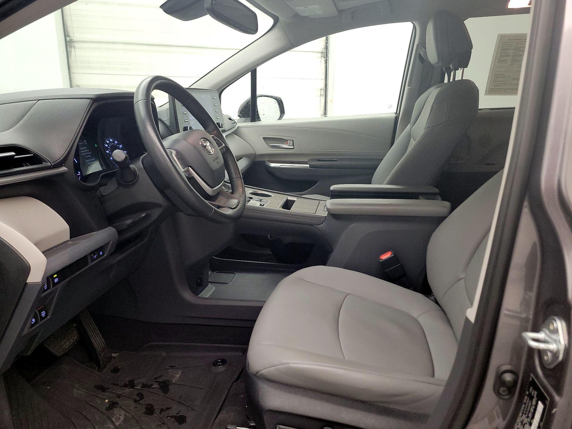 Thumbnail: 2022 Toyota Sienna - 11