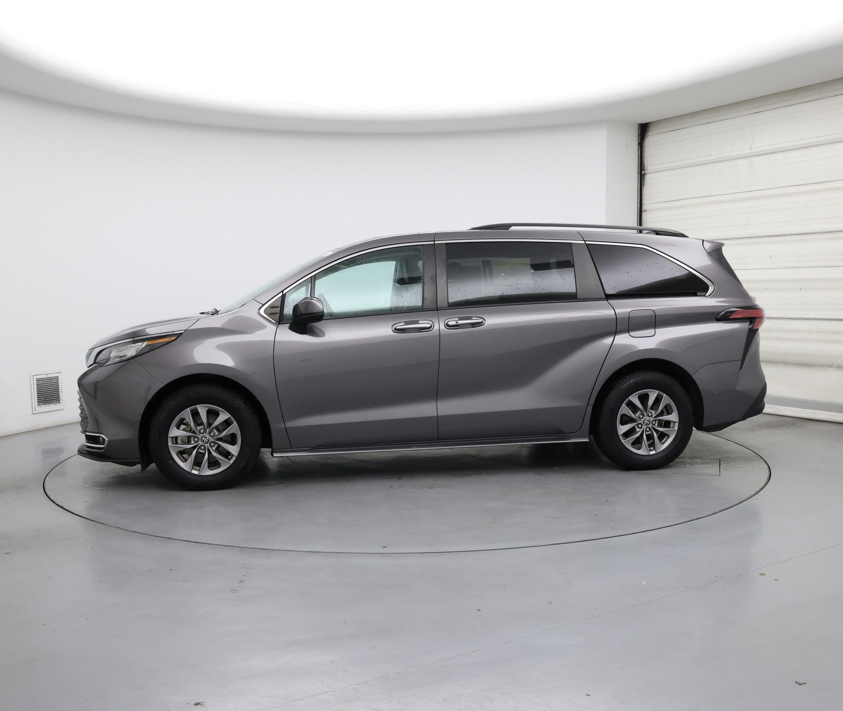 Thumbnail: 2022 Toyota Sienna - 3