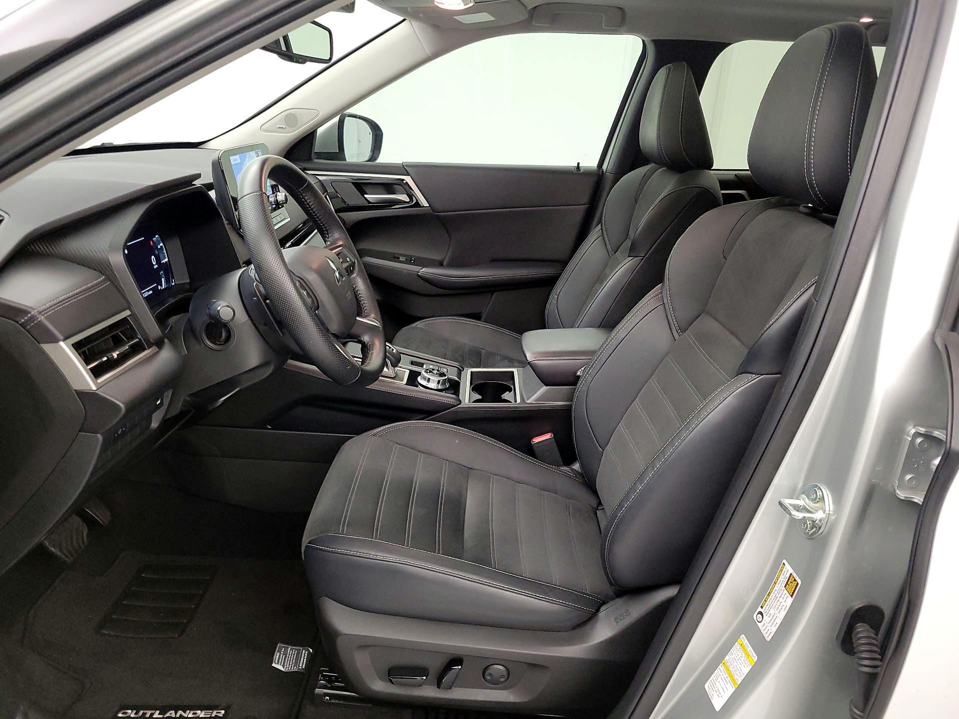 Thumbnail: 2023 Mitsubishi Outlander - 11