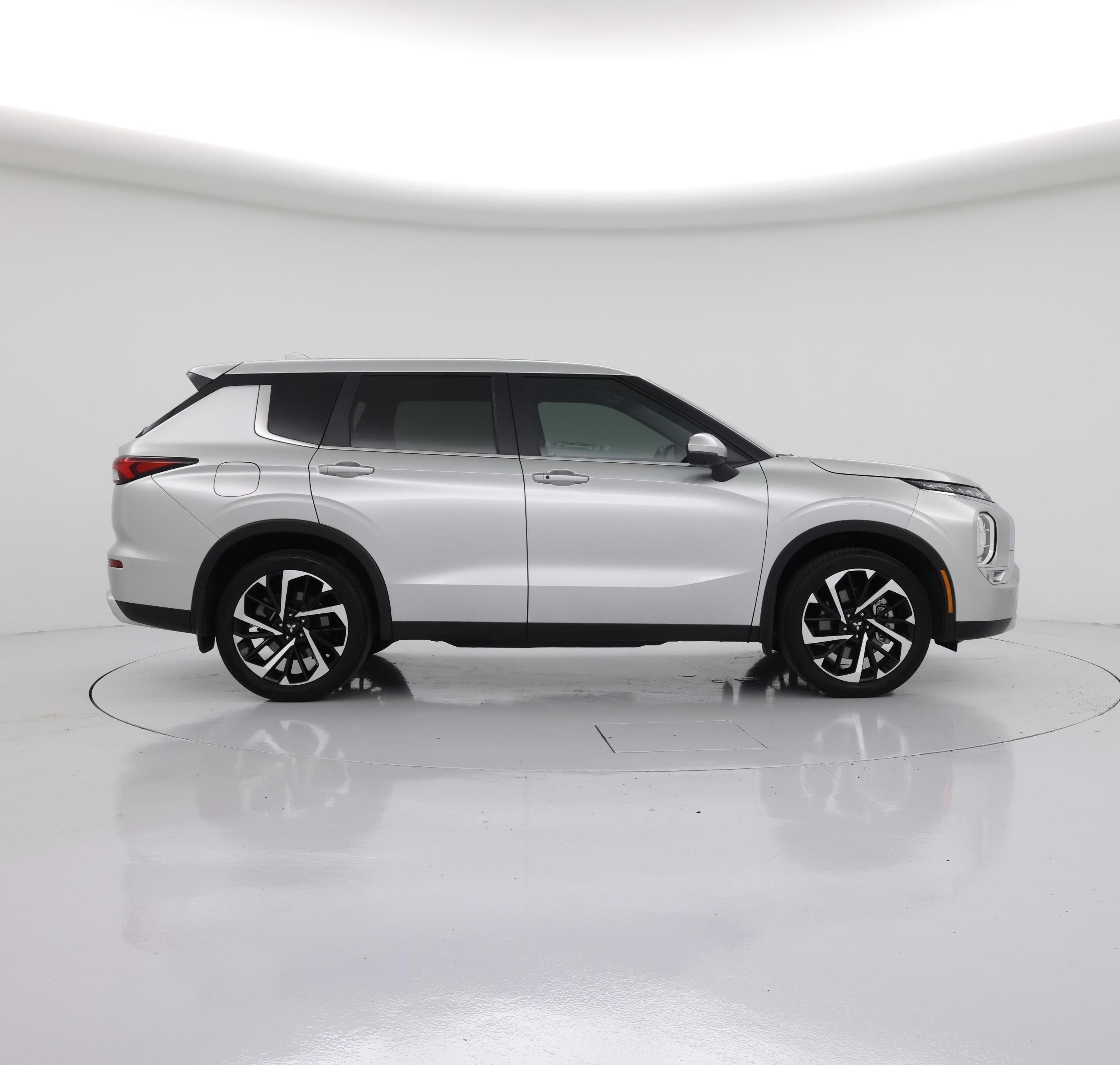 Thumbnail: 2023 Mitsubishi Outlander - 7