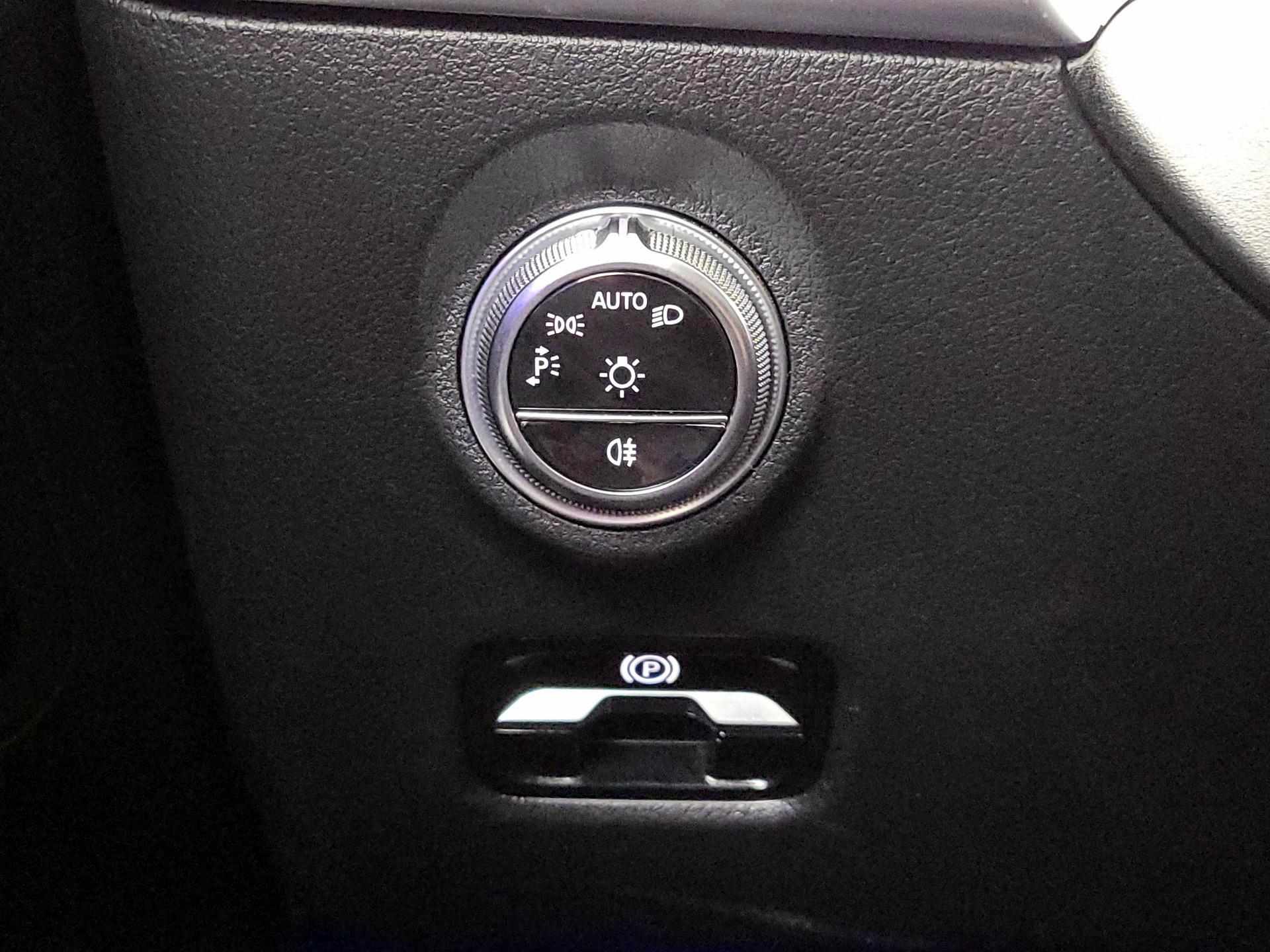 Thumbnail: 2024 Mercedes-Benz C-Class - 13