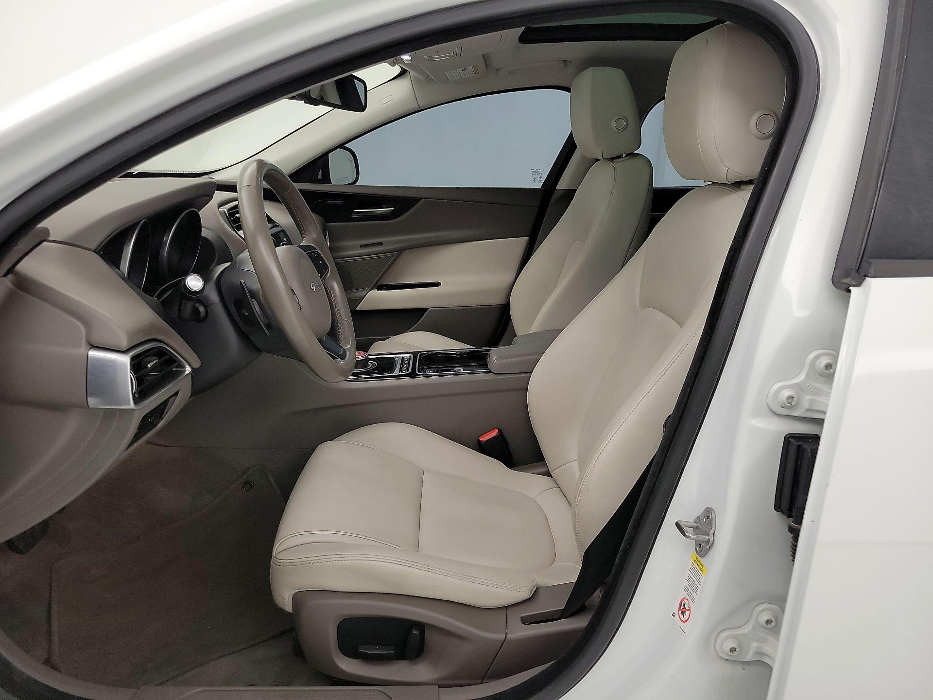 Thumbnail: 2017 Jaguar XE - 11