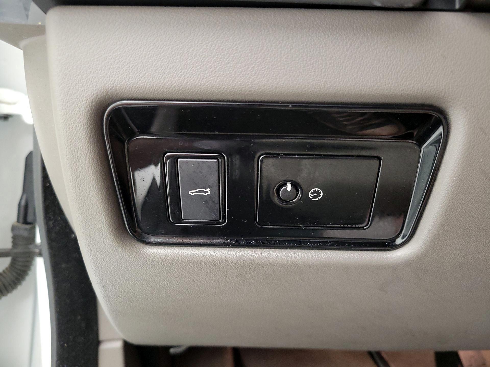 Thumbnail: 2017 Jaguar XE - 13