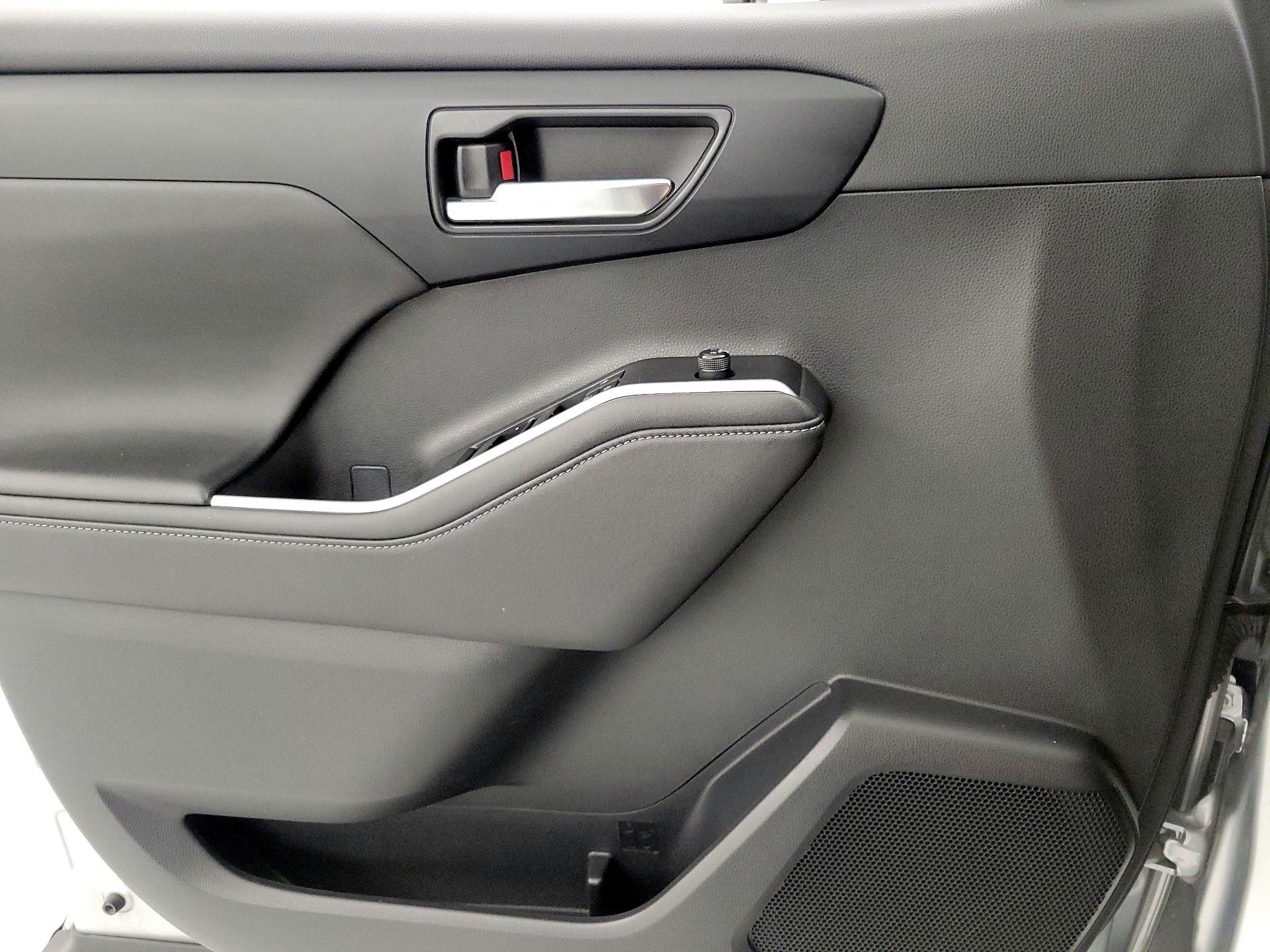 Thumbnail: 2020 Toyota Highlander - 12