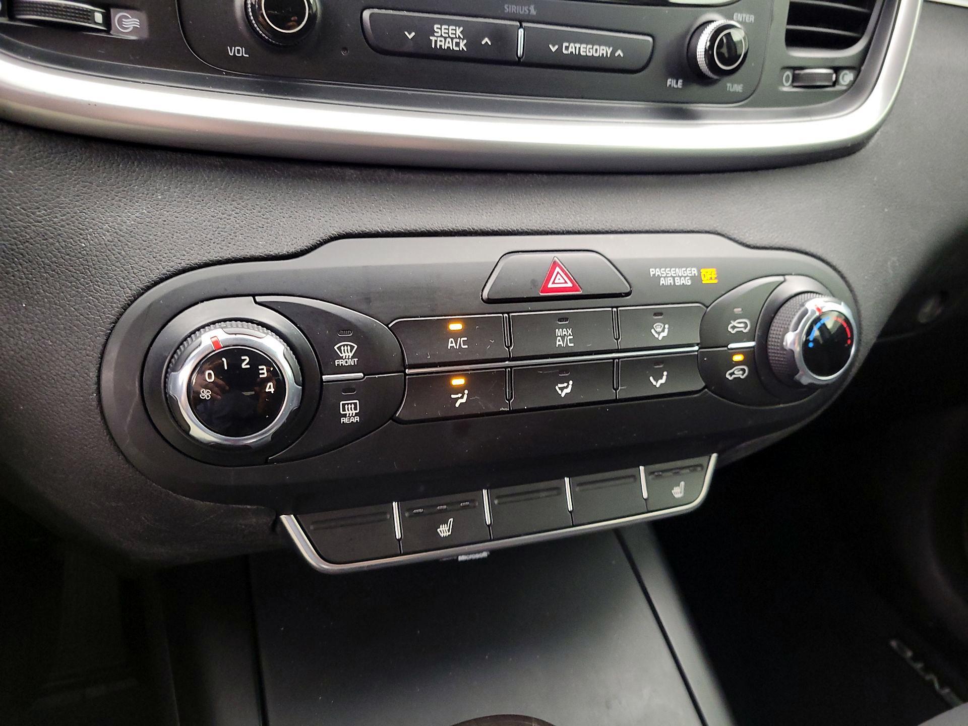 Thumbnail: 2016 Kia Sorento - 16