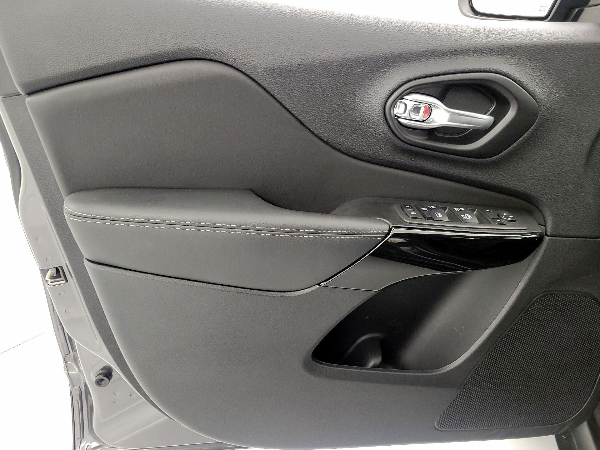 Thumbnail: 2023 Jeep Cherokee - 12