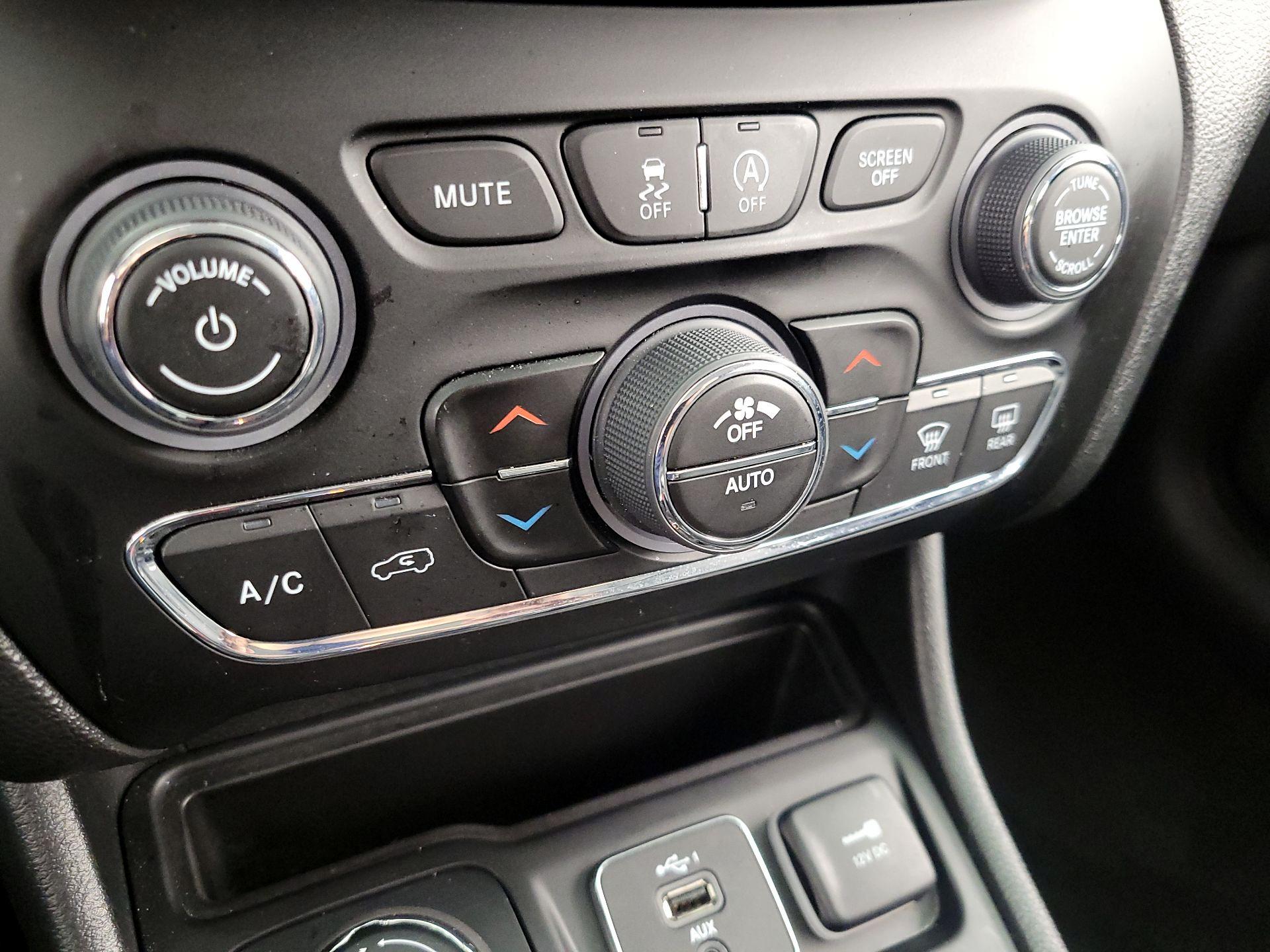 Thumbnail: 2023 Jeep Cherokee - 17