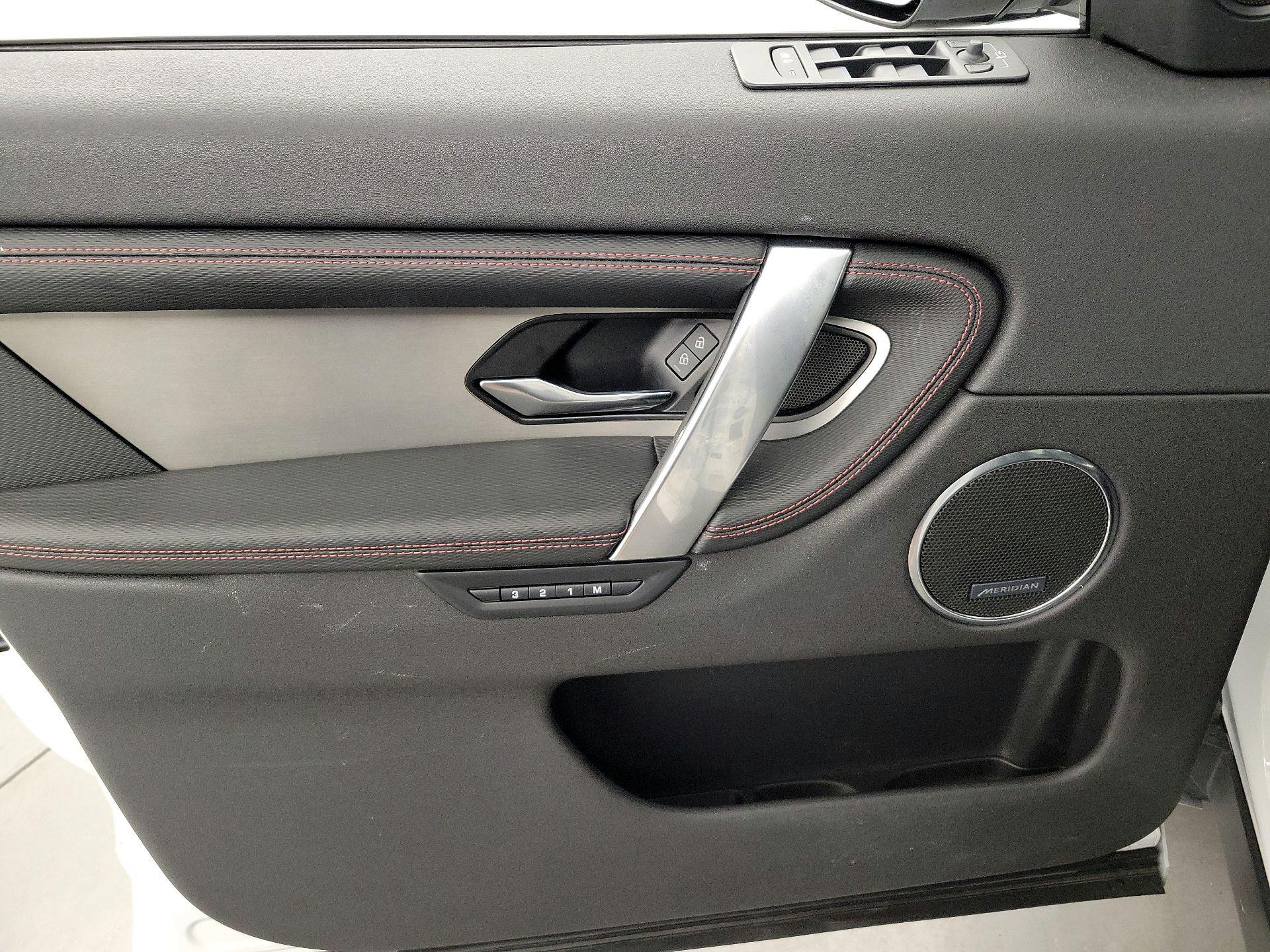 Thumbnail: 2022 Land Rover Discovery - 12