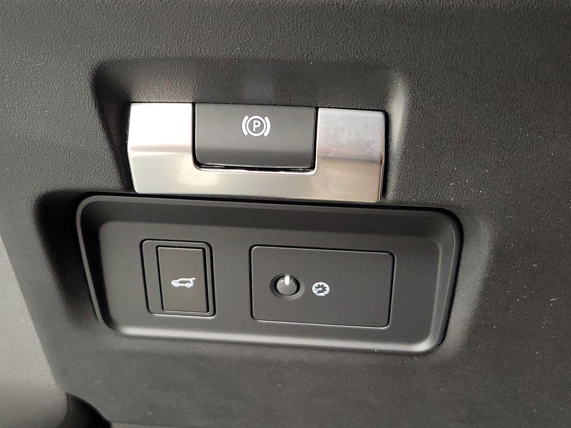 Thumbnail: 2022 Land Rover Discovery - 13