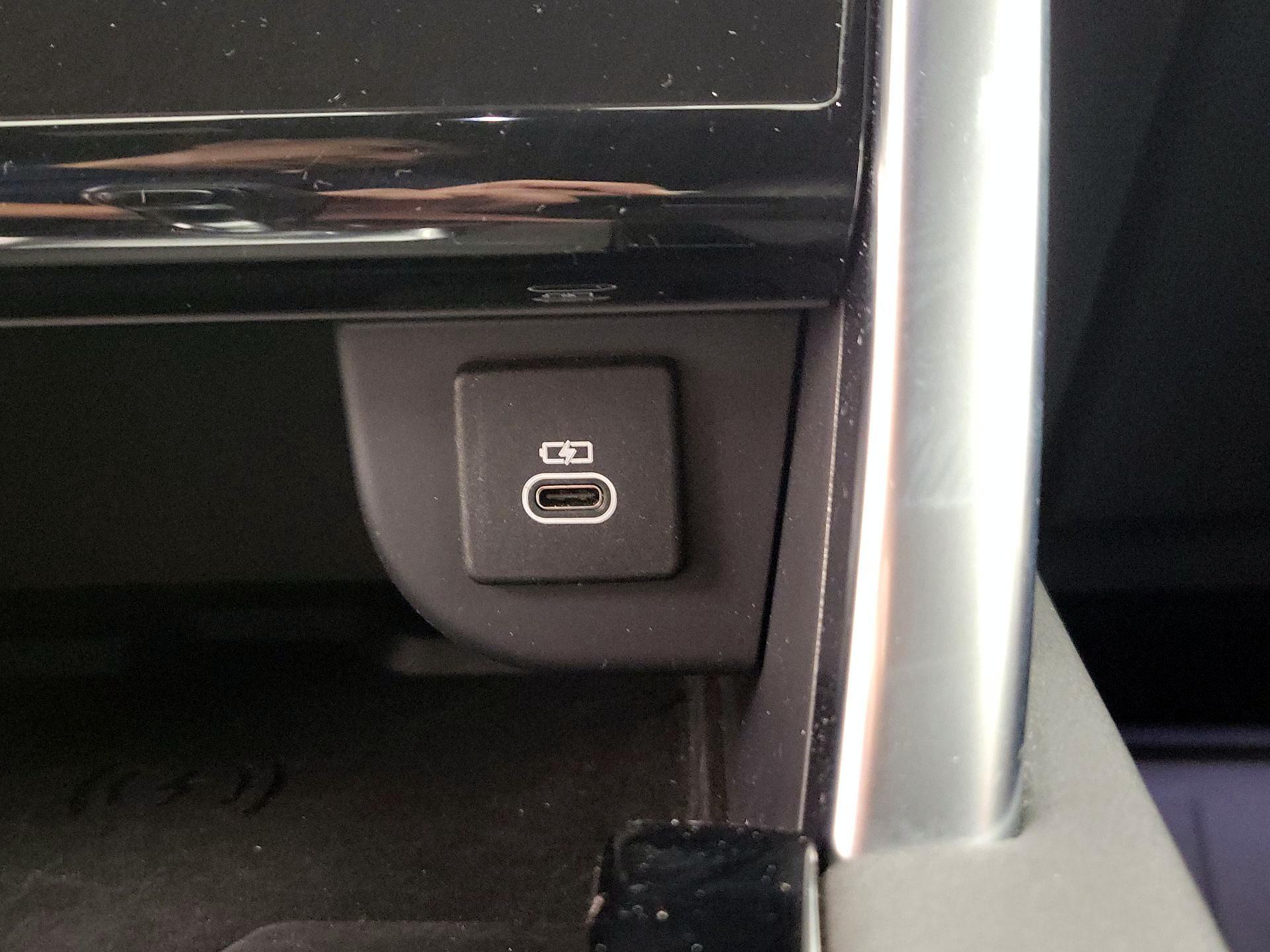 Thumbnail: 2022 Land Rover Discovery - 19