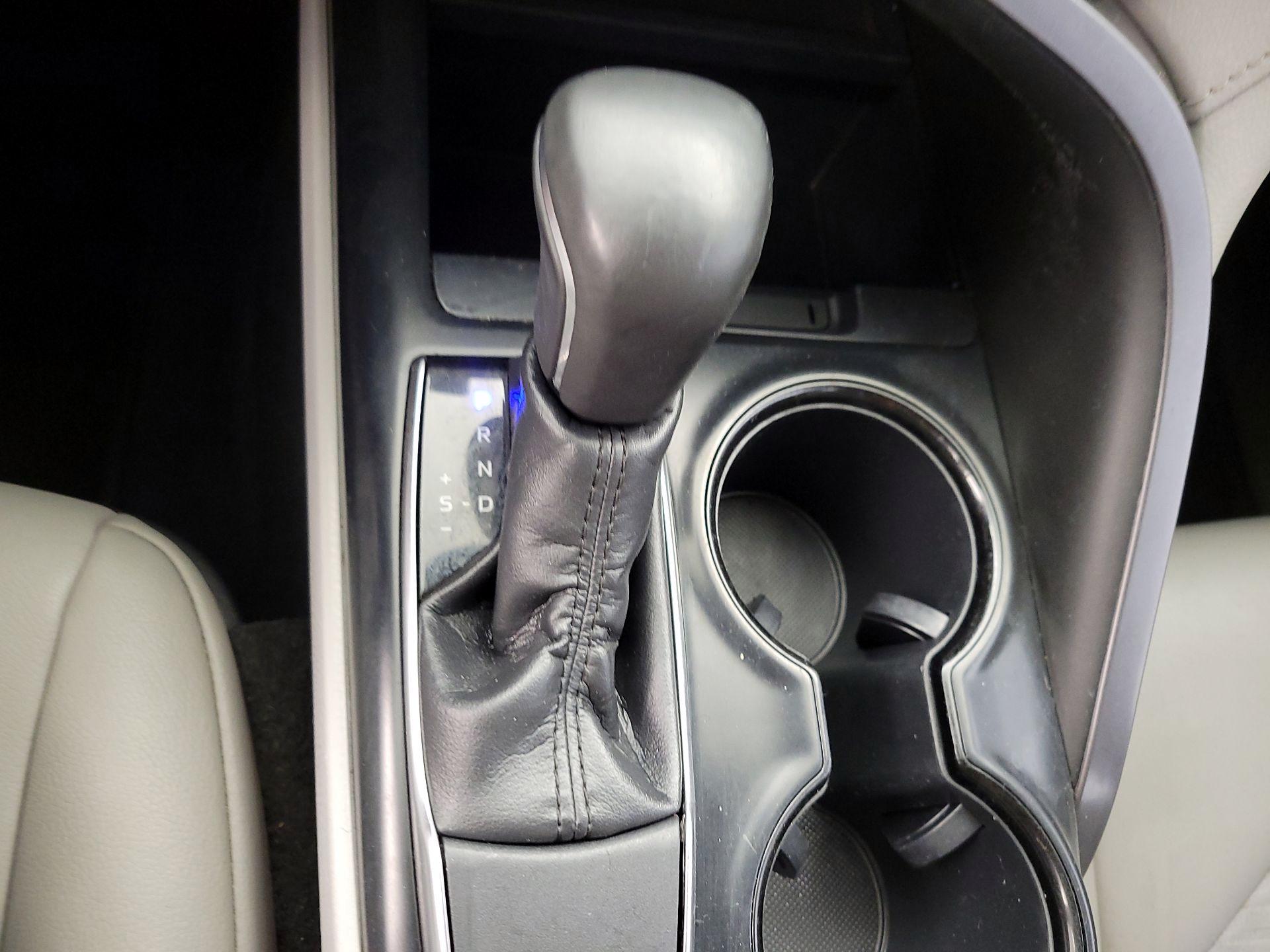 Thumbnail: 2019 Toyota Camry - 17