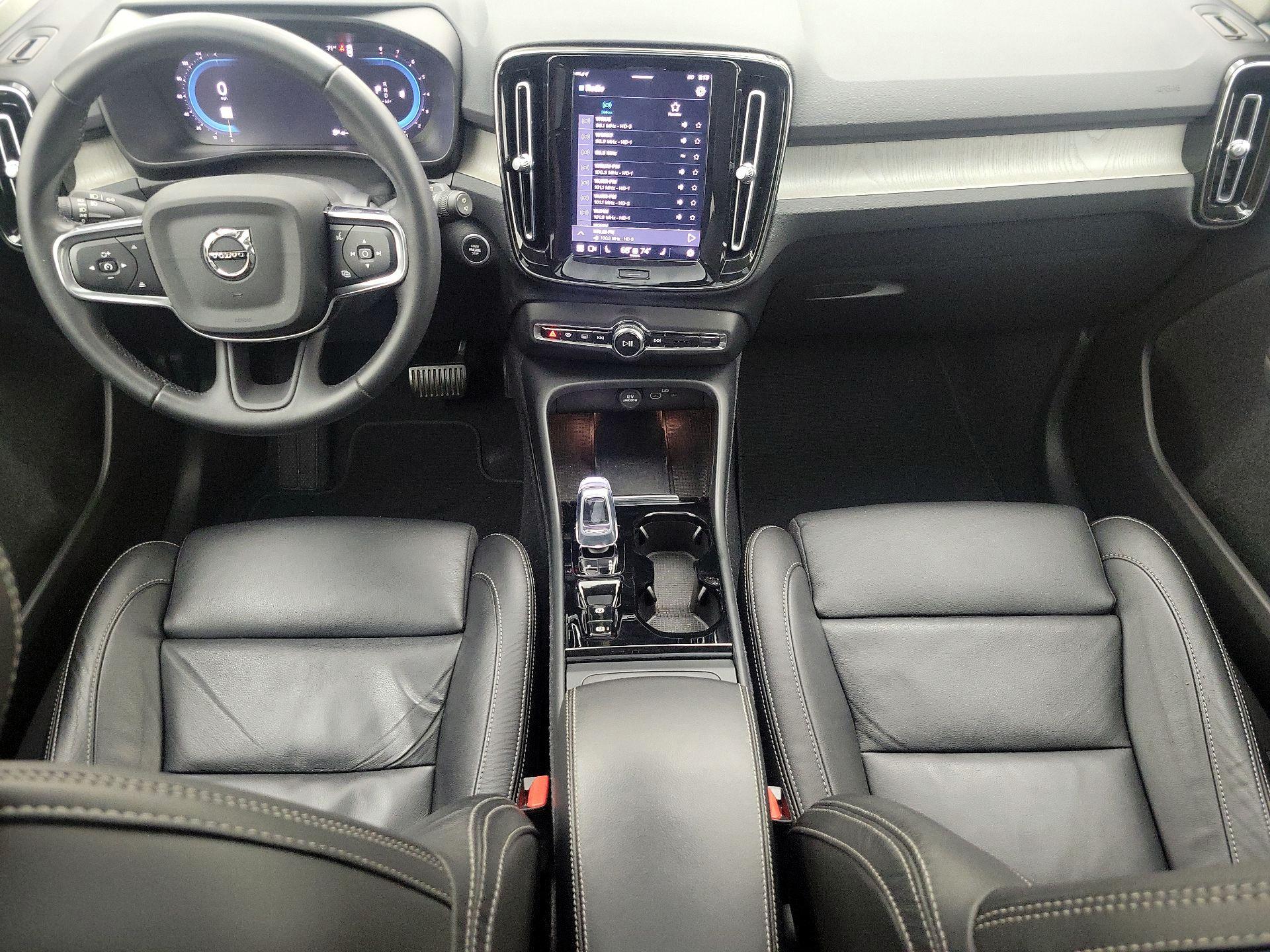 Thumbnail: 2023 Volvo XC40 - 9