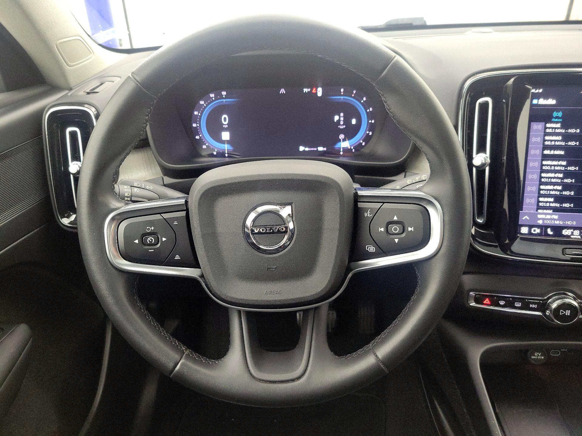 Thumbnail: 2023 Volvo XC40 - 10