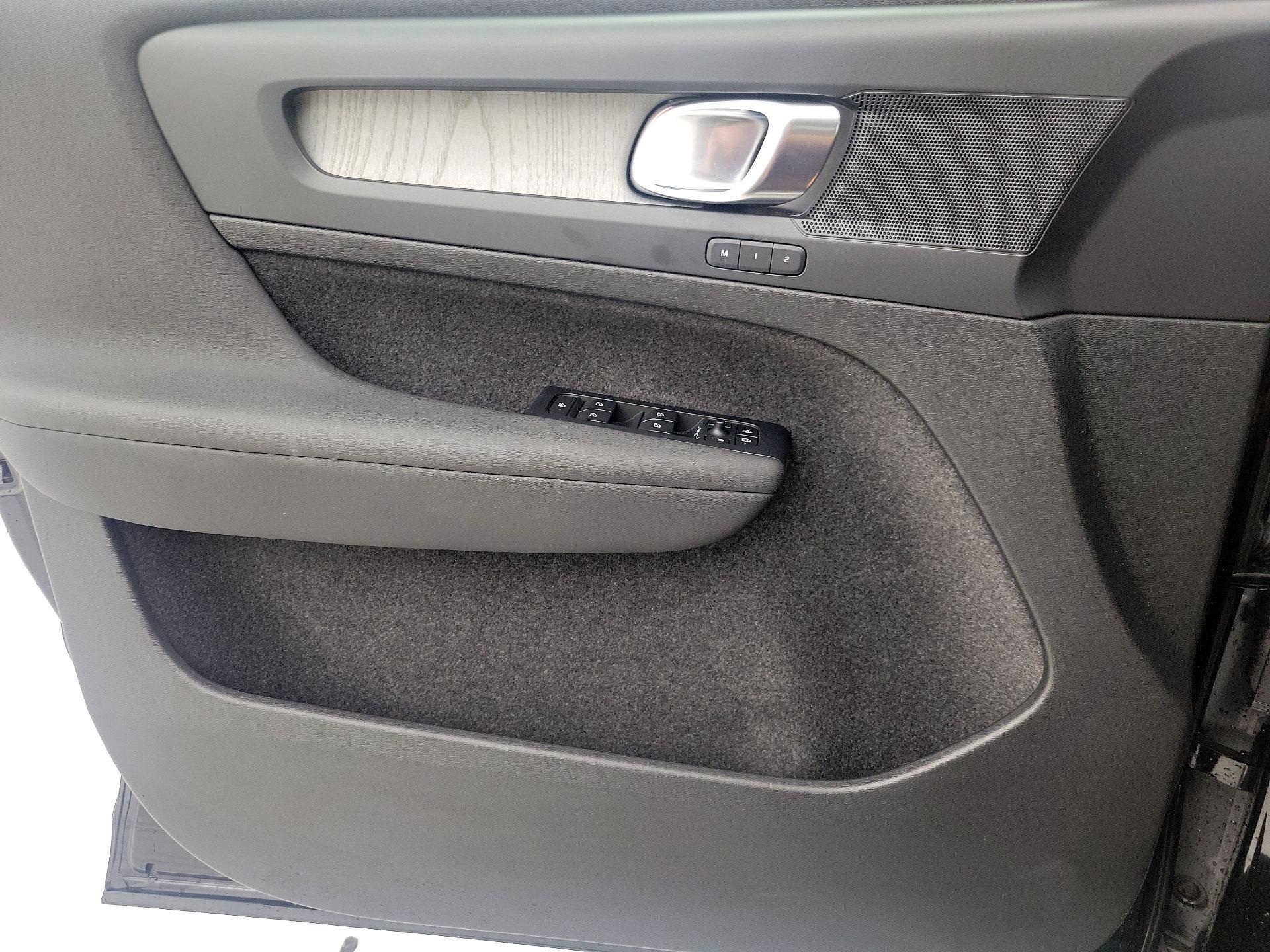 Thumbnail: 2023 Volvo XC40 - 12