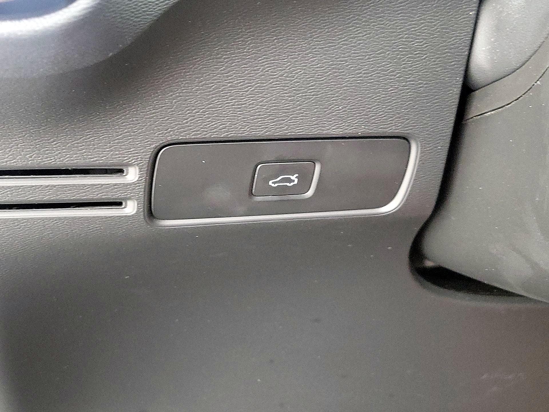 Thumbnail: 2023 Volvo XC40 - 13