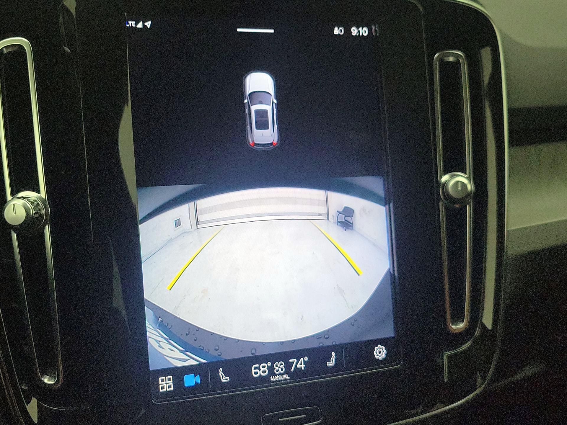 Thumbnail: 2023 Volvo XC40 - 15