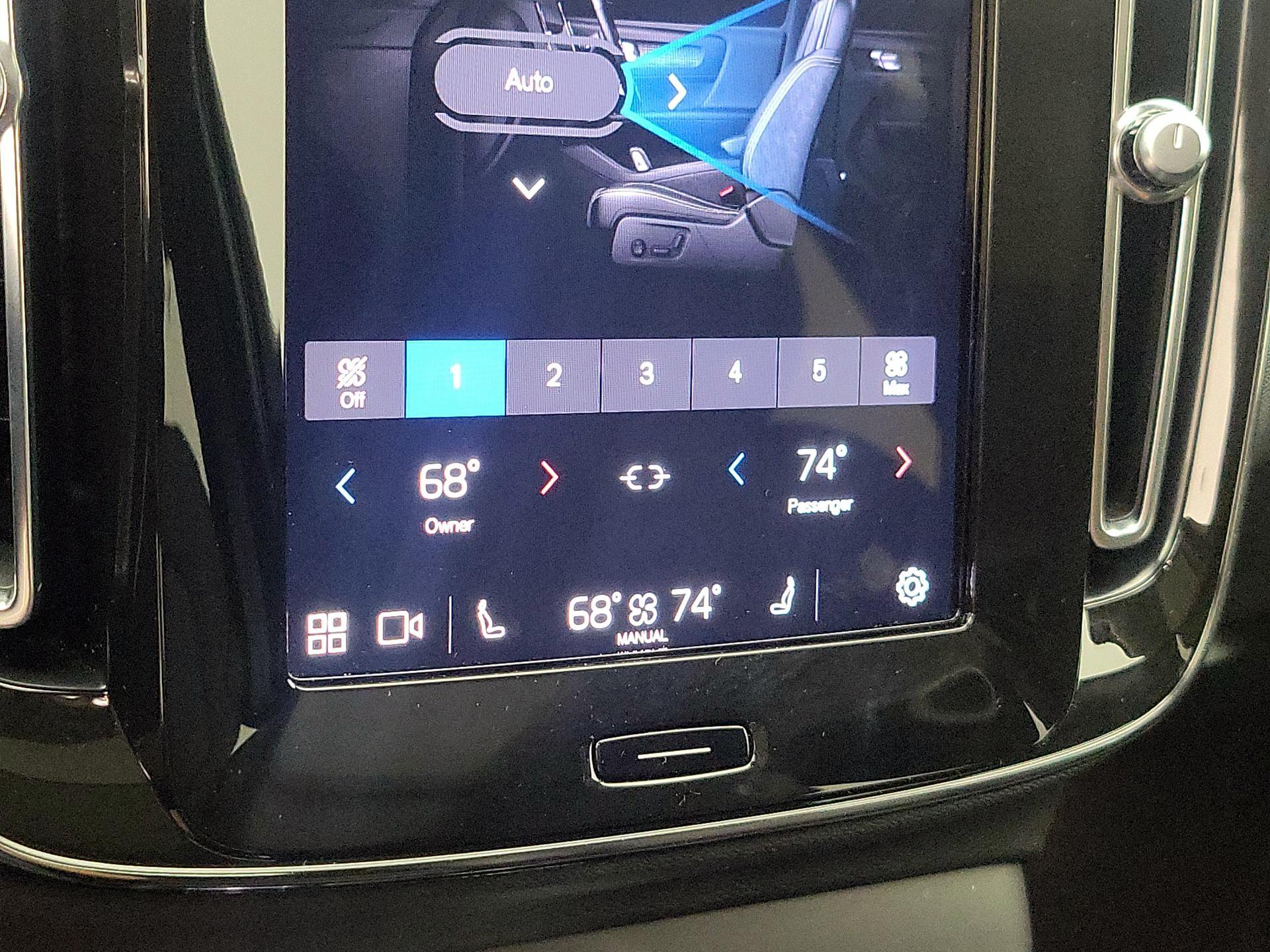 Thumbnail: 2023 Volvo XC40 - 17