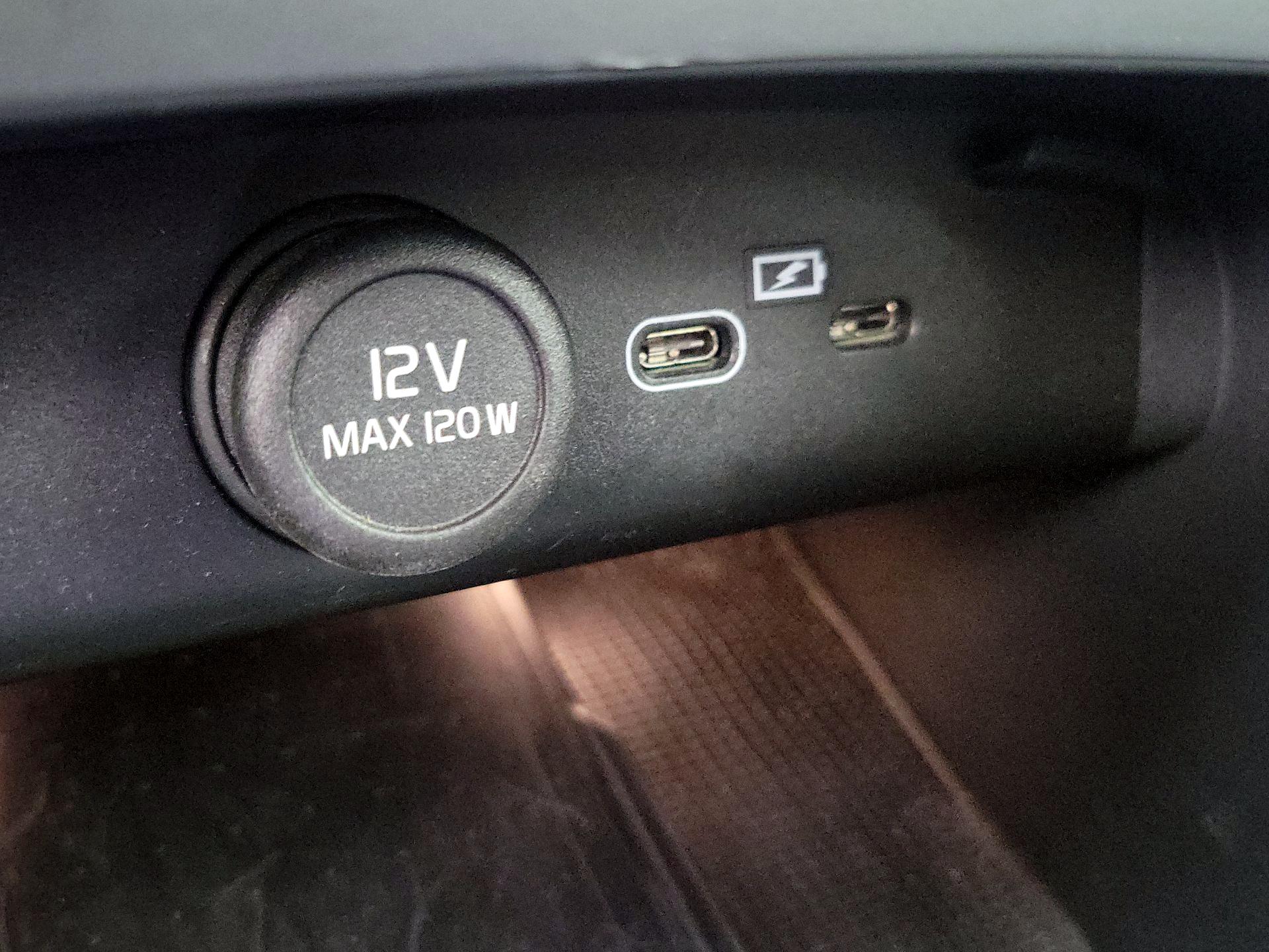 Thumbnail: 2023 Volvo XC40 - 19