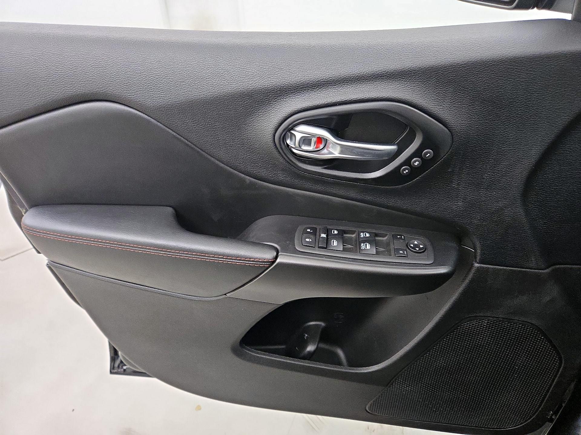 Thumbnail: 2021 Jeep Cherokee - 12