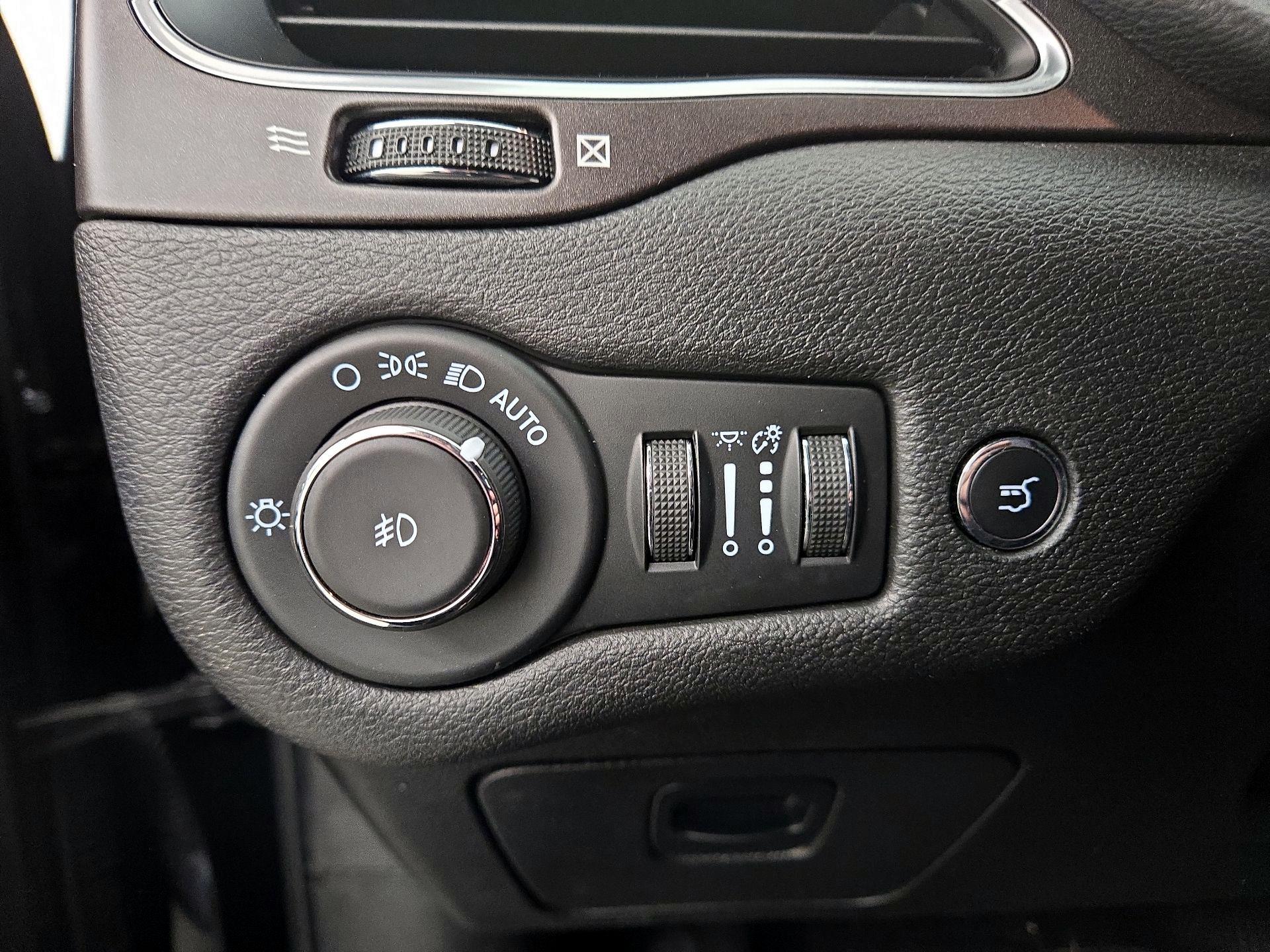 Thumbnail: 2021 Jeep Cherokee - 13