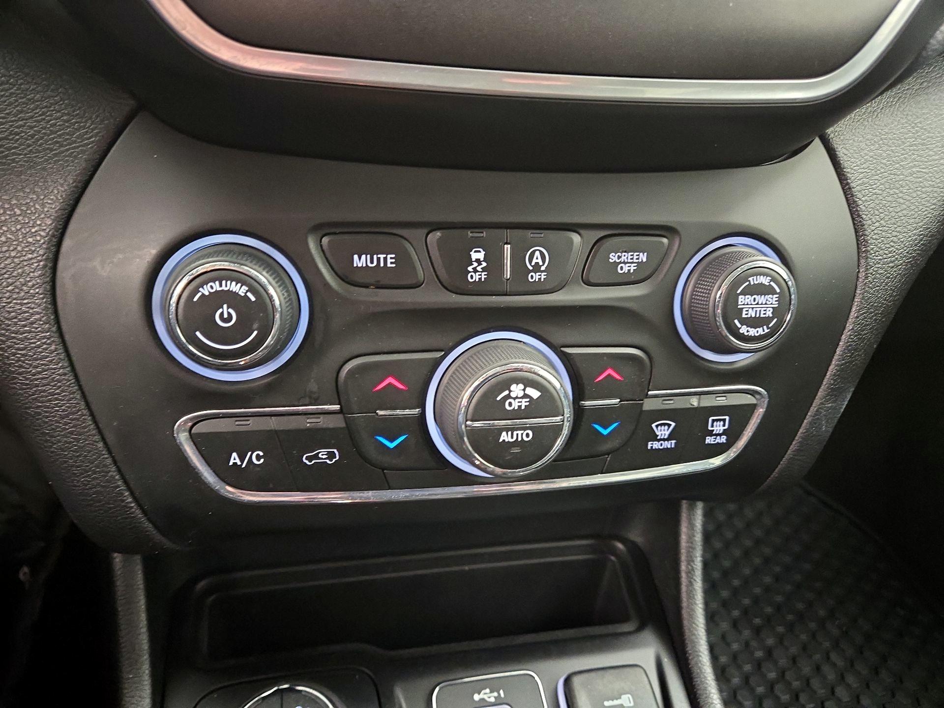 Thumbnail: 2021 Jeep Cherokee - 17