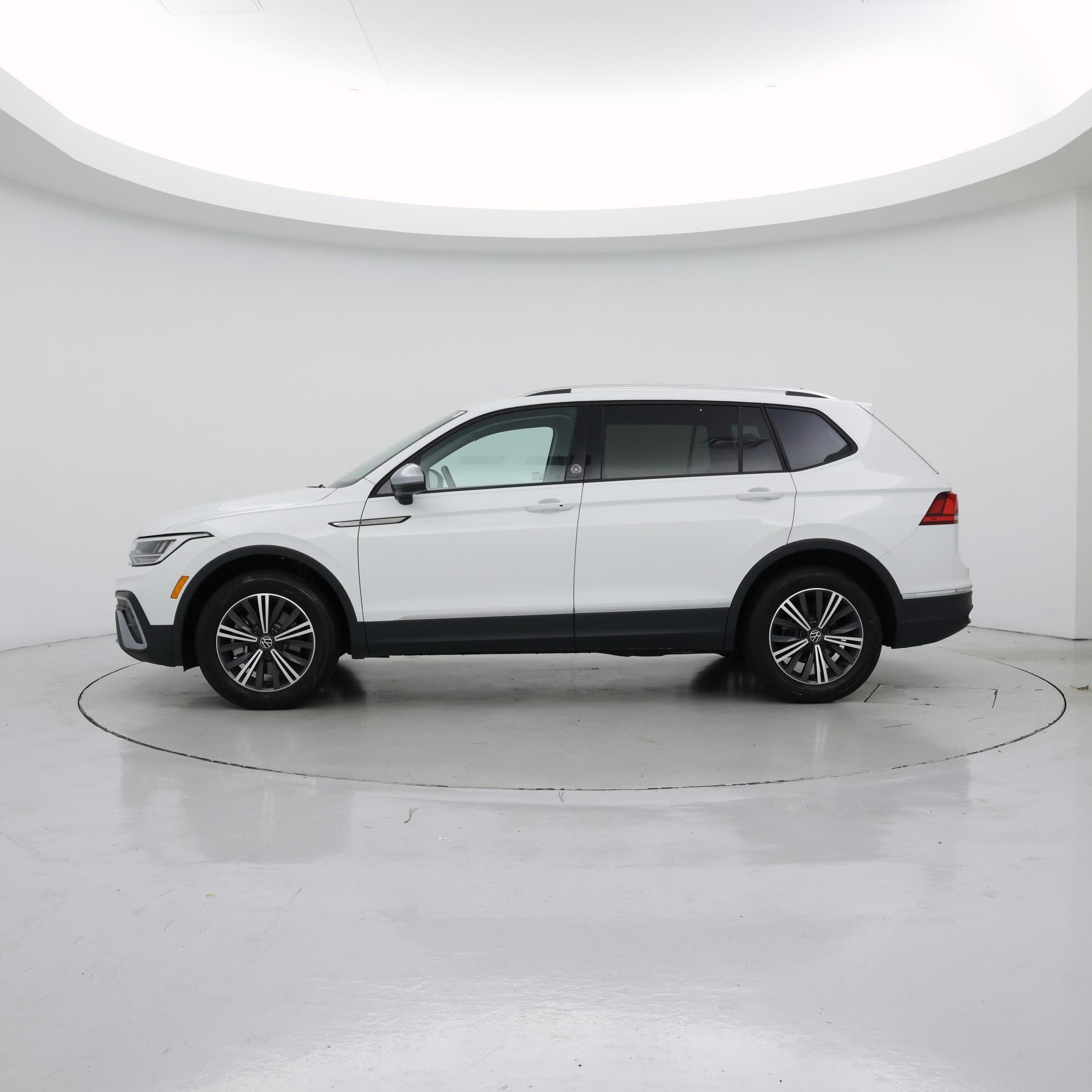 Thumbnail: 2024 Volkswagen Tiguan - 3